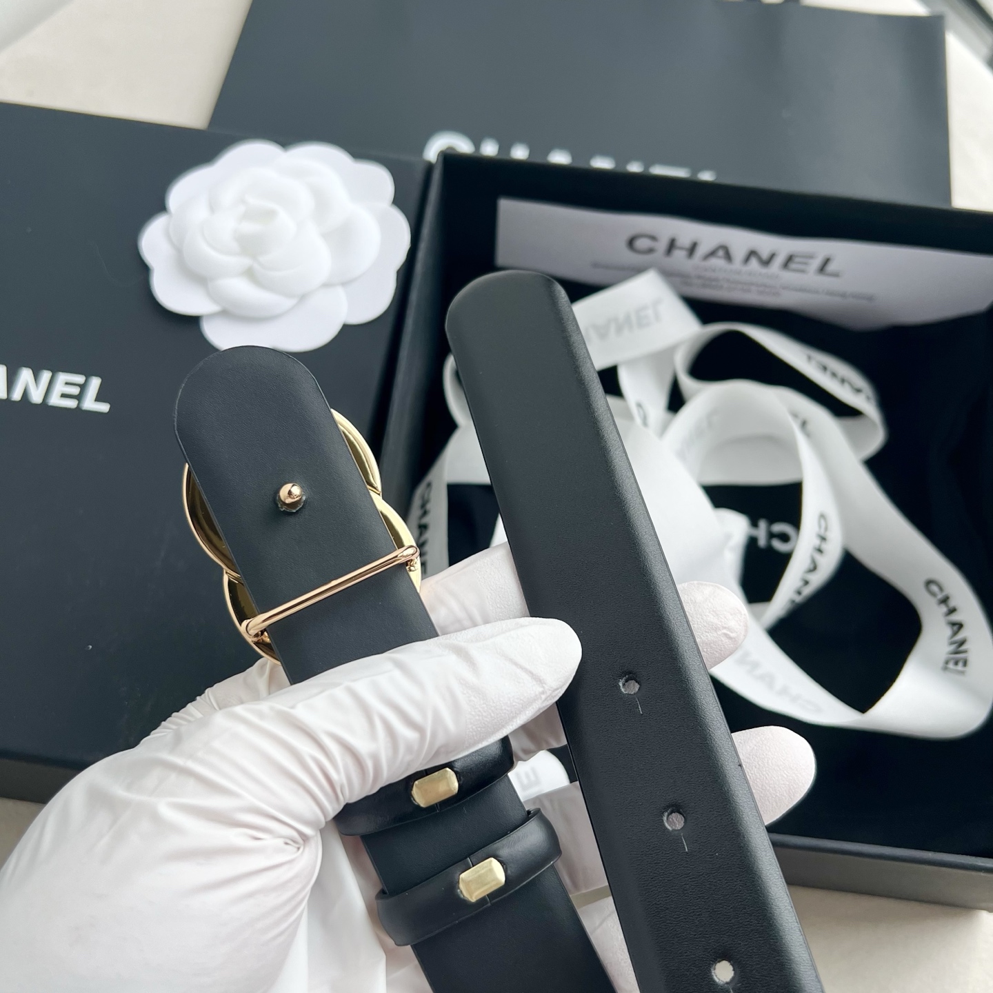 🎐 Chanel 🎐（香奈儿） 采用高光小牛面哑光小牛底➕纯铜精品扣头打造 柔软细腻，时尚休闲易搭配，商务百搭大方，简约