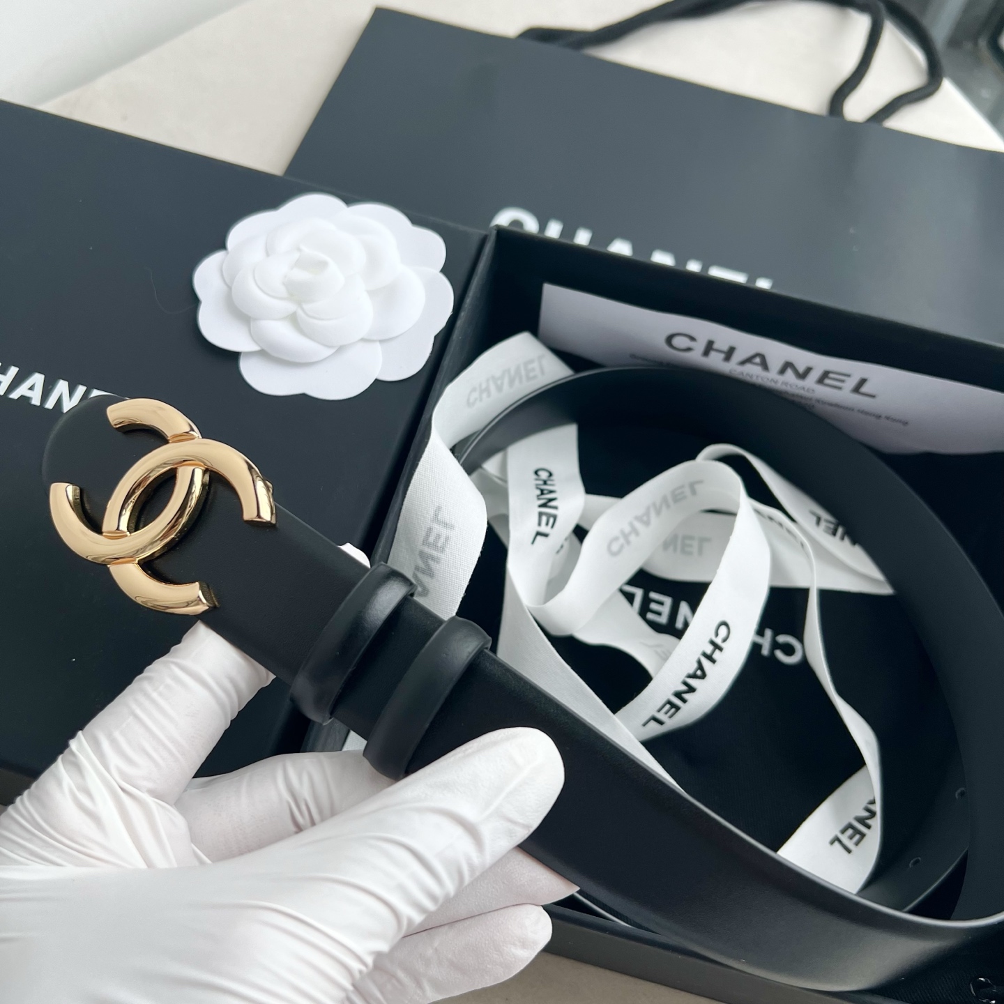 🎐 Chanel 🎐（香奈儿） 采用高光小牛面哑光小牛底➕纯铜精品扣头打造 柔软细腻，时尚休闲易搭配，商务百搭大方，简约