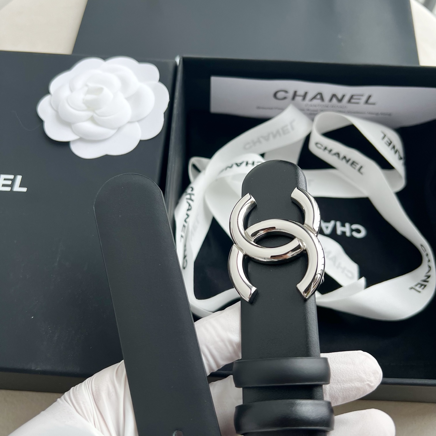 🎐 Chanel 🎐（香奈儿） 采用高光小牛面哑光小牛底➕纯铜精品扣头打造 柔软细腻，时尚休闲易搭配，商务百搭大方，简约