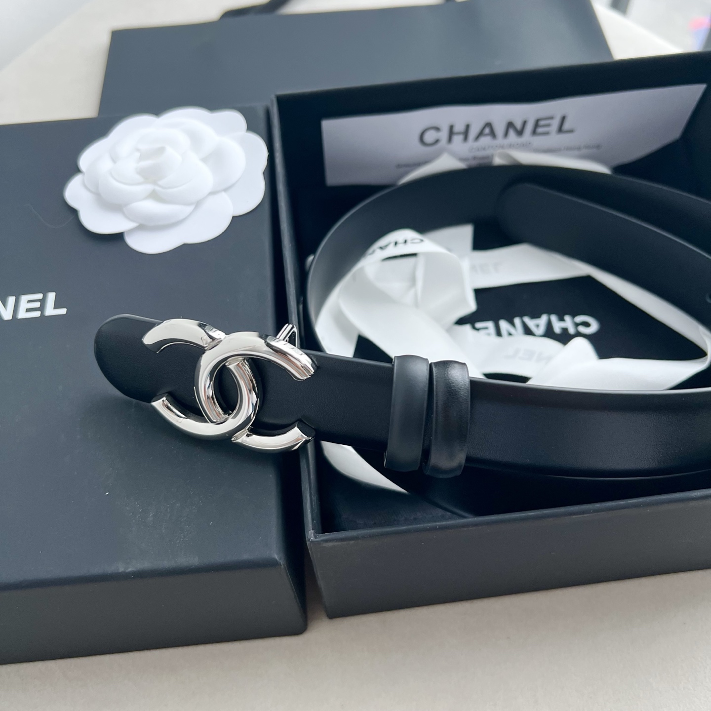 🎐 Chanel 🎐（香奈儿） 采用高光小牛面哑光小牛底➕纯铜精品扣头打造 柔软细腻，时尚休闲易搭配，商务百搭大方，简约