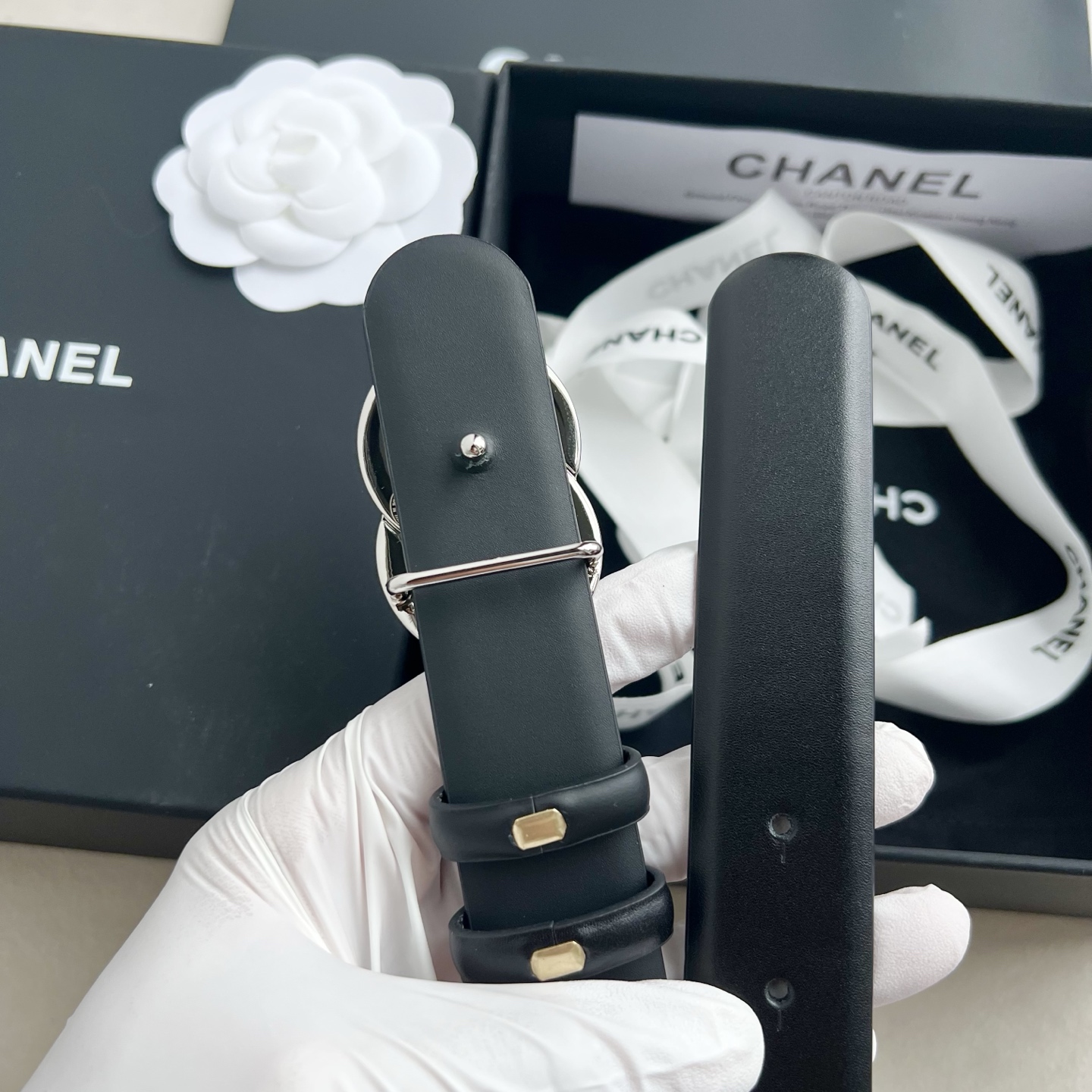 🎐 Chanel 🎐（香奈儿） 采用高光小牛面哑光小牛底➕纯铜精品扣头打造 柔软细腻，时尚休闲易搭配，商务百搭大方，简约