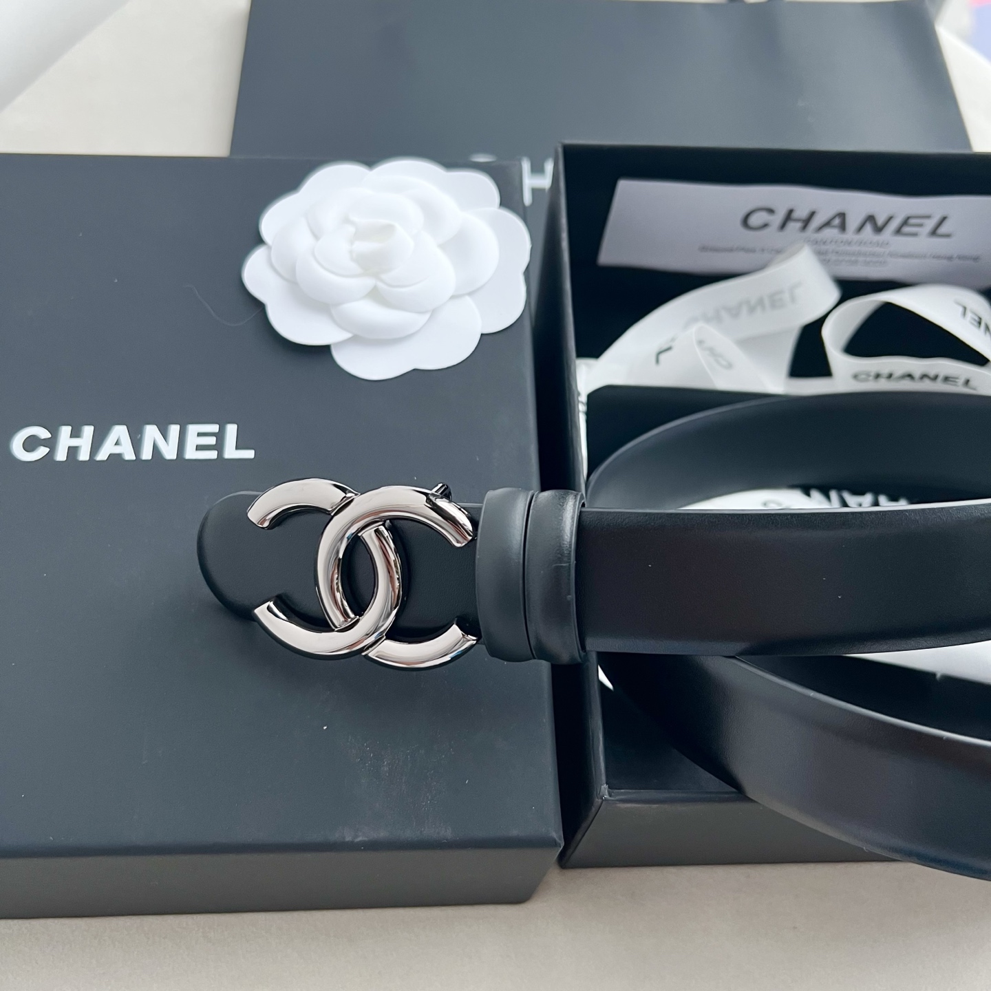🎐 Chanel 🎐（香奈儿） 采用高光小牛面哑光小牛底➕纯铜精品扣头打造 柔软细腻，时尚休闲易搭配，商务百搭大方，简约