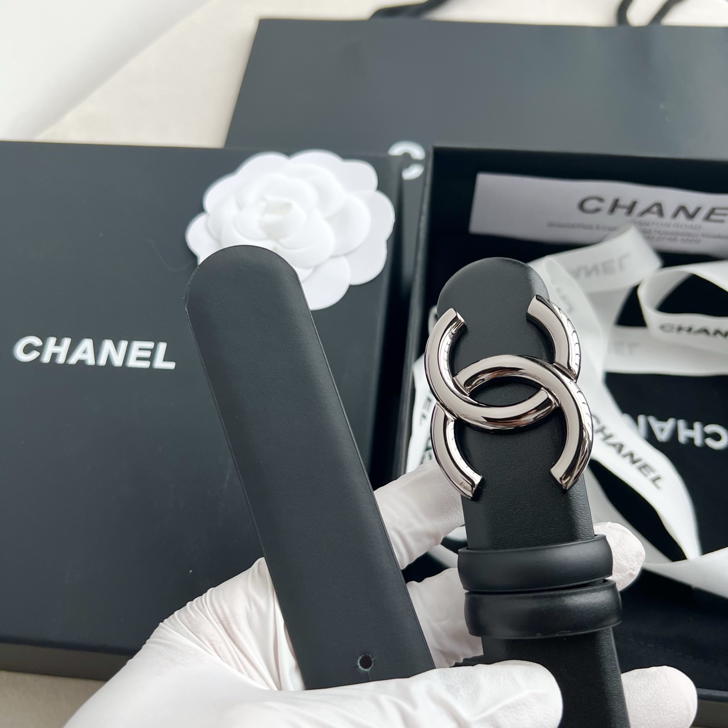 🎐 Chanel 🎐（香奈儿） 采用高光小牛面哑光小牛底➕纯铜精品扣头打造 柔软细腻，时尚休闲易搭配，商务百搭大方，简约