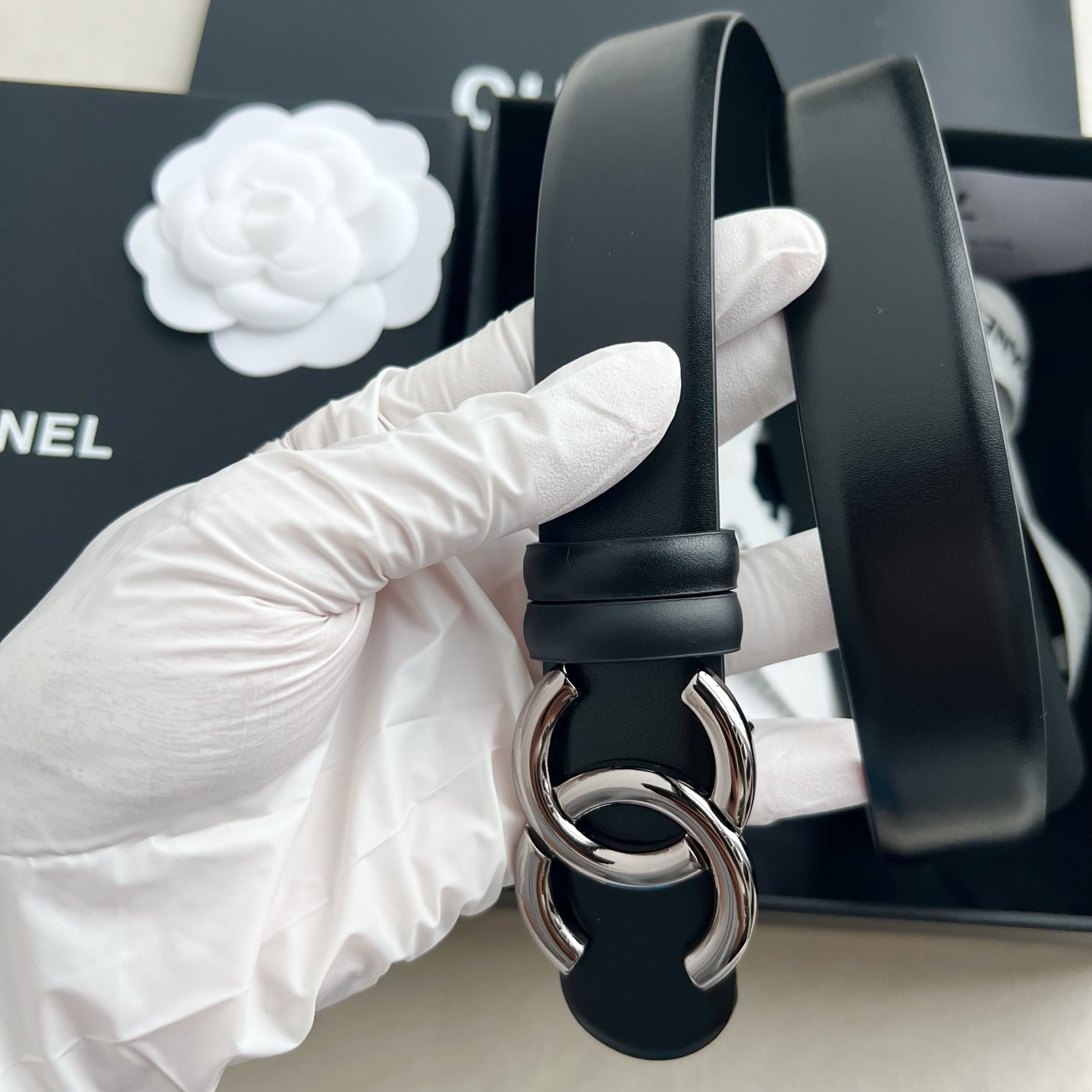 🎐 Chanel 🎐（香奈儿） 采用高光小牛面哑光小牛底➕纯铜精品扣头打造 柔软细腻，时尚休闲易搭配，商务百搭大方，简约