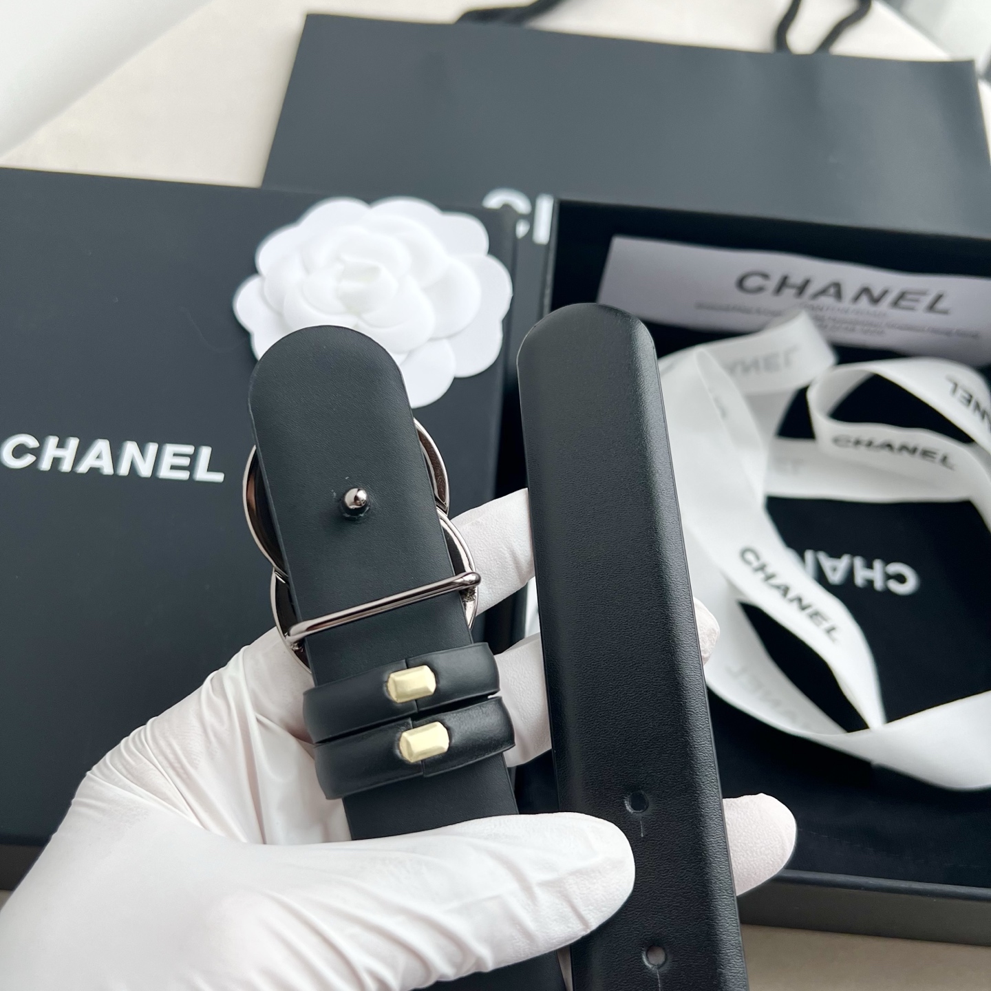🎐 Chanel 🎐（香奈儿） 采用高光小牛面哑光小牛底➕纯铜精品扣头打造 柔软细腻，时尚休闲易搭配，商务百搭大方，简约