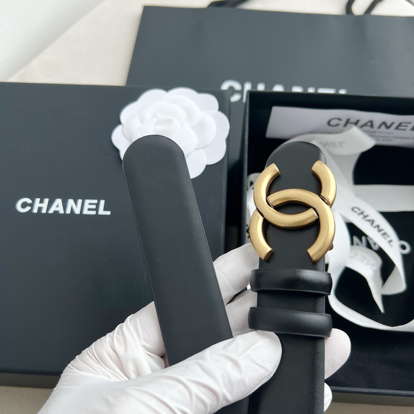 🎐 Chanel 🎐（香奈儿） 采用高光小牛面哑光小牛底➕纯铜精品扣头打造 柔软细腻，时尚休闲易搭配，商务百搭大方，简约