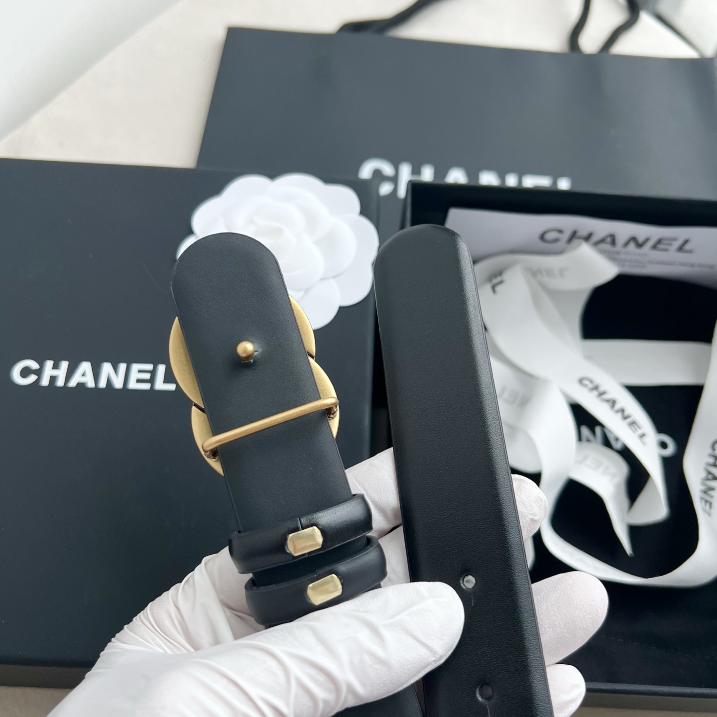 🎐 Chanel 🎐（香奈儿） 采用高光小牛面哑光小牛底➕纯铜精品扣头打造 柔软细腻，时尚休闲易搭配，商务百搭大方，简约
