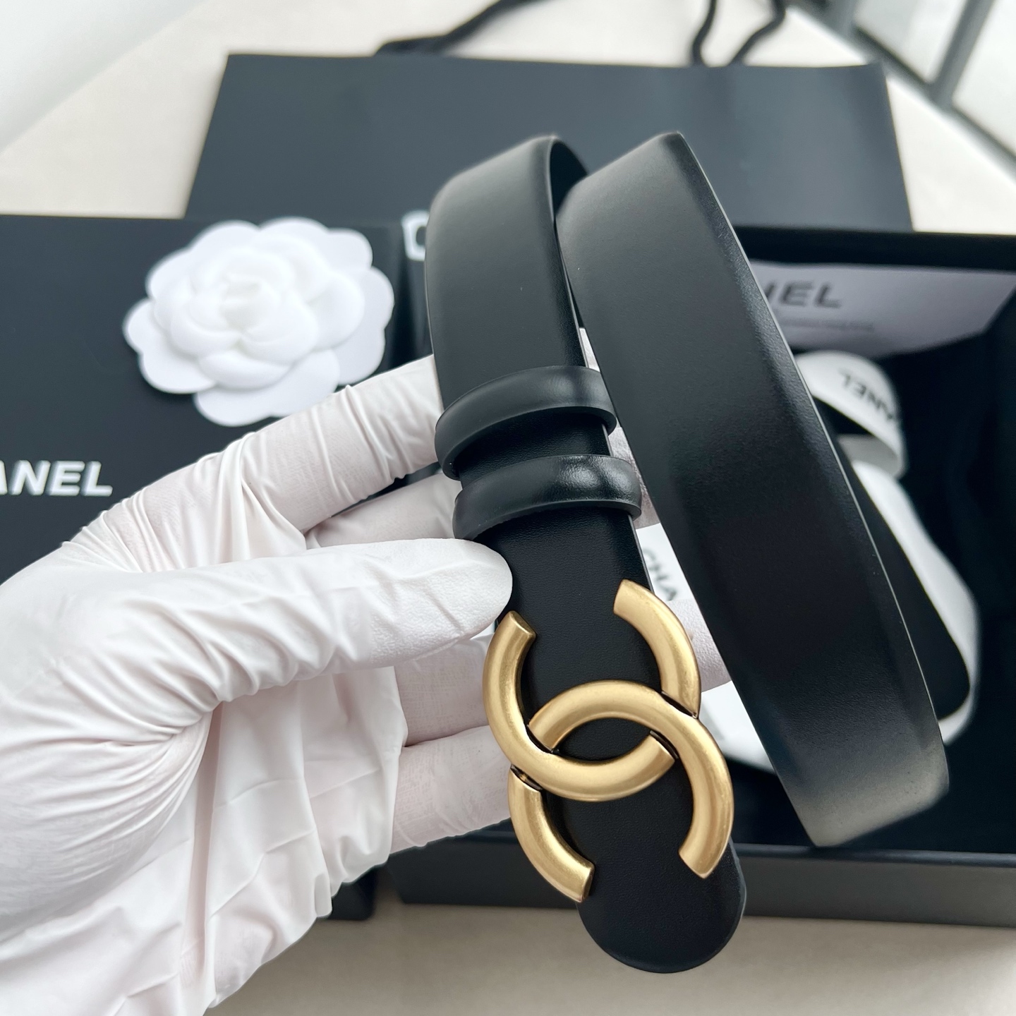 🎐 Chanel 🎐（香奈儿） 采用高光小牛面哑光小牛底➕纯铜精品扣头打造 柔软细腻，时尚休闲易搭配，商务百搭大方，简约