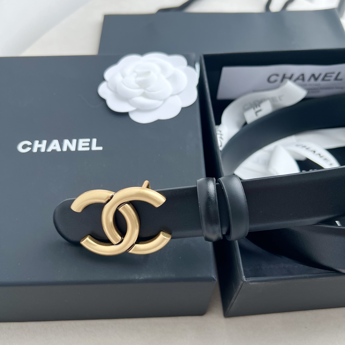🎐 Chanel 🎐（香奈儿） 采用高光小牛面哑光小牛底➕纯铜精品扣头打造 柔软细腻，时尚休闲易搭配，商务百搭大方，简约