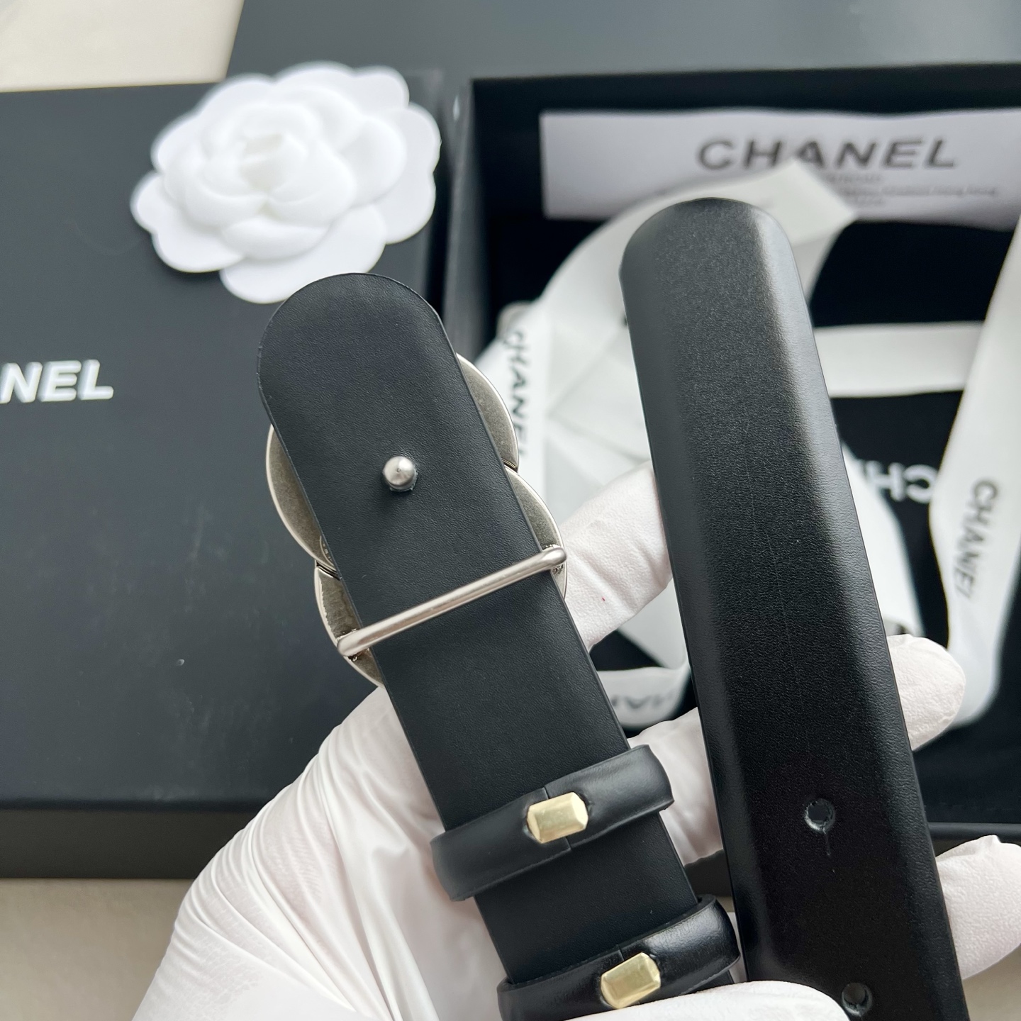 🎐 Chanel 🎐（香奈儿） 采用高光小牛面哑光小牛底➕纯铜精品扣头打造 柔软细腻，时尚休闲易搭配，商务百搭大方，简约