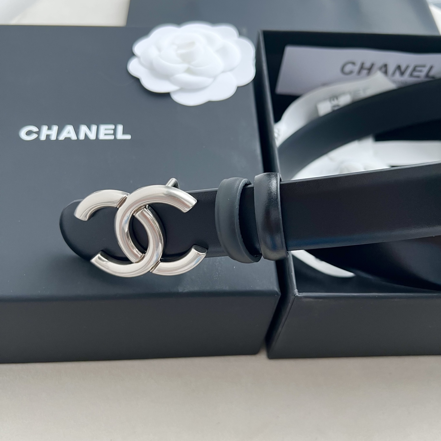 🎐 Chanel 🎐（香奈儿） 采用高光小牛面哑光小牛底➕纯铜精品扣头打造 柔软细腻，时尚休闲易搭配，商务百搭大方，简约