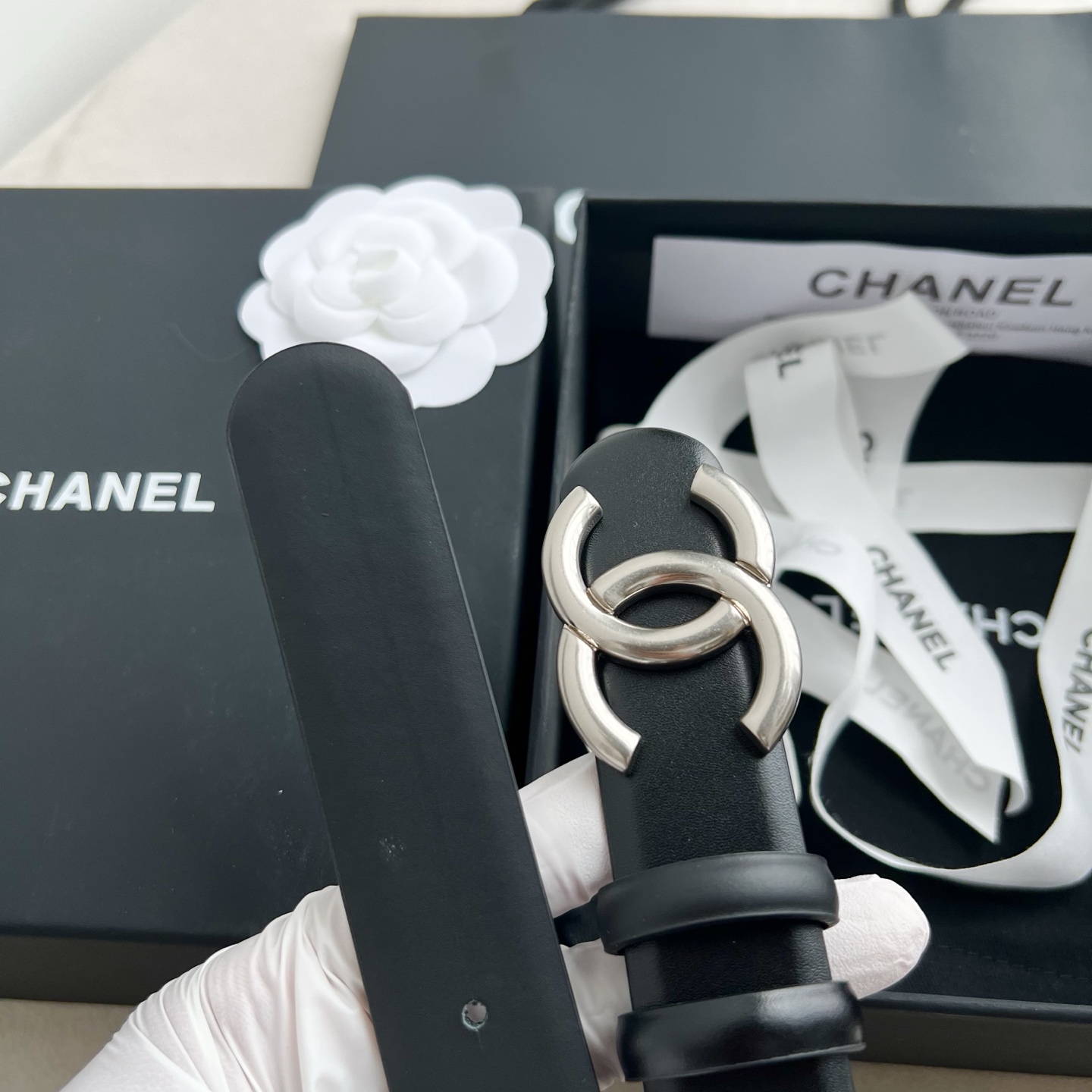 🎐 Chanel 🎐（香奈儿） 采用高光小牛面哑光小牛底➕纯铜精品扣头打造 柔软细腻，时尚休闲易搭配，商务百搭大方，简约