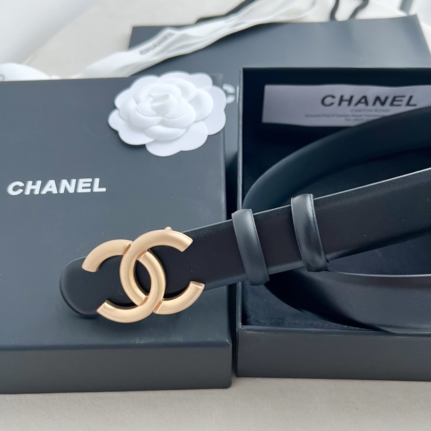🎐 Chanel 🎐（香奈儿） 采用高光小牛面哑光小牛底➕纯铜精品扣头打造 柔软细腻，时尚休闲易搭配，商务百搭大方，简约