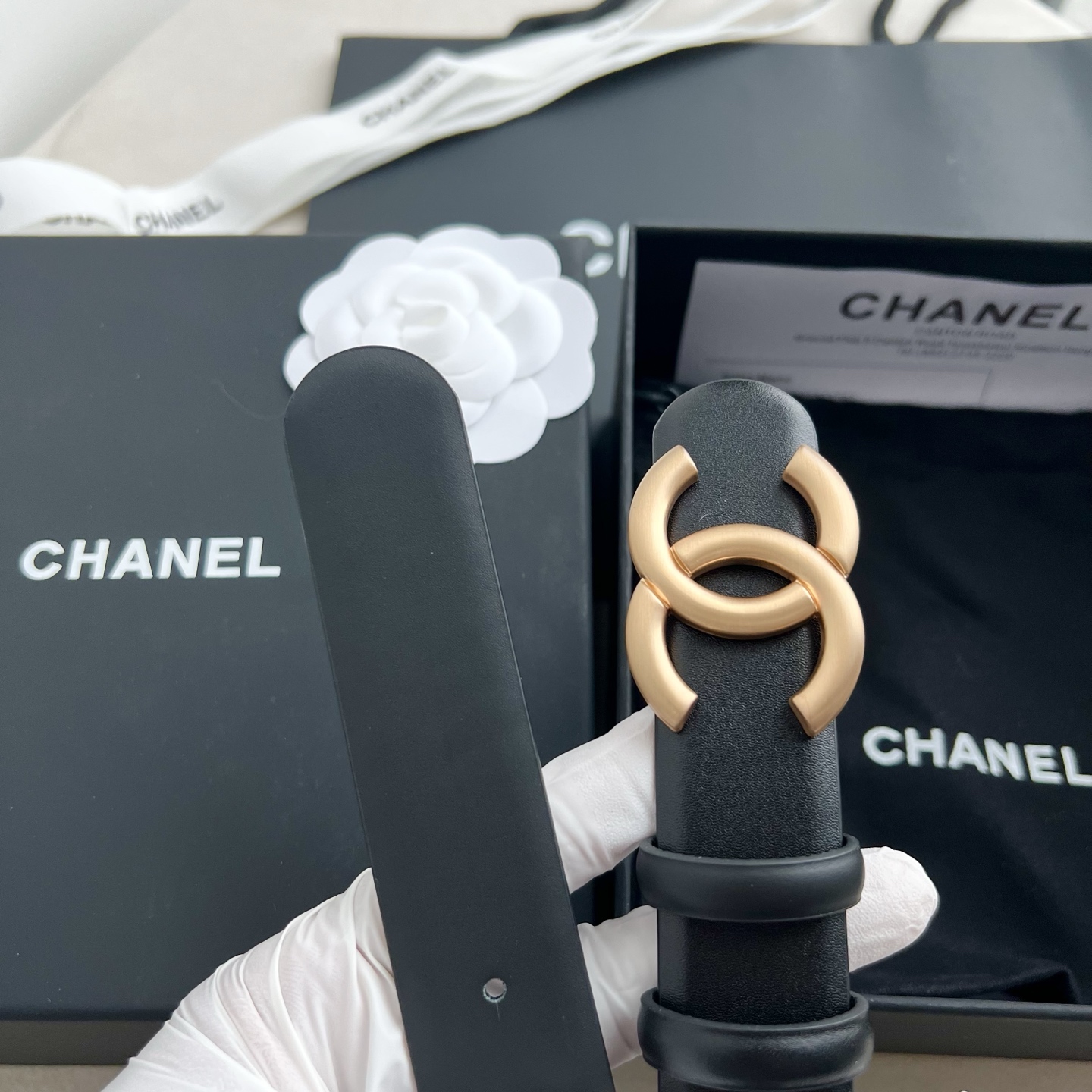 🎐 Chanel 🎐（香奈儿） 采用高光小牛面哑光小牛底➕纯铜精品扣头打造 柔软细腻，时尚休闲易搭配，商务百搭大方，简约