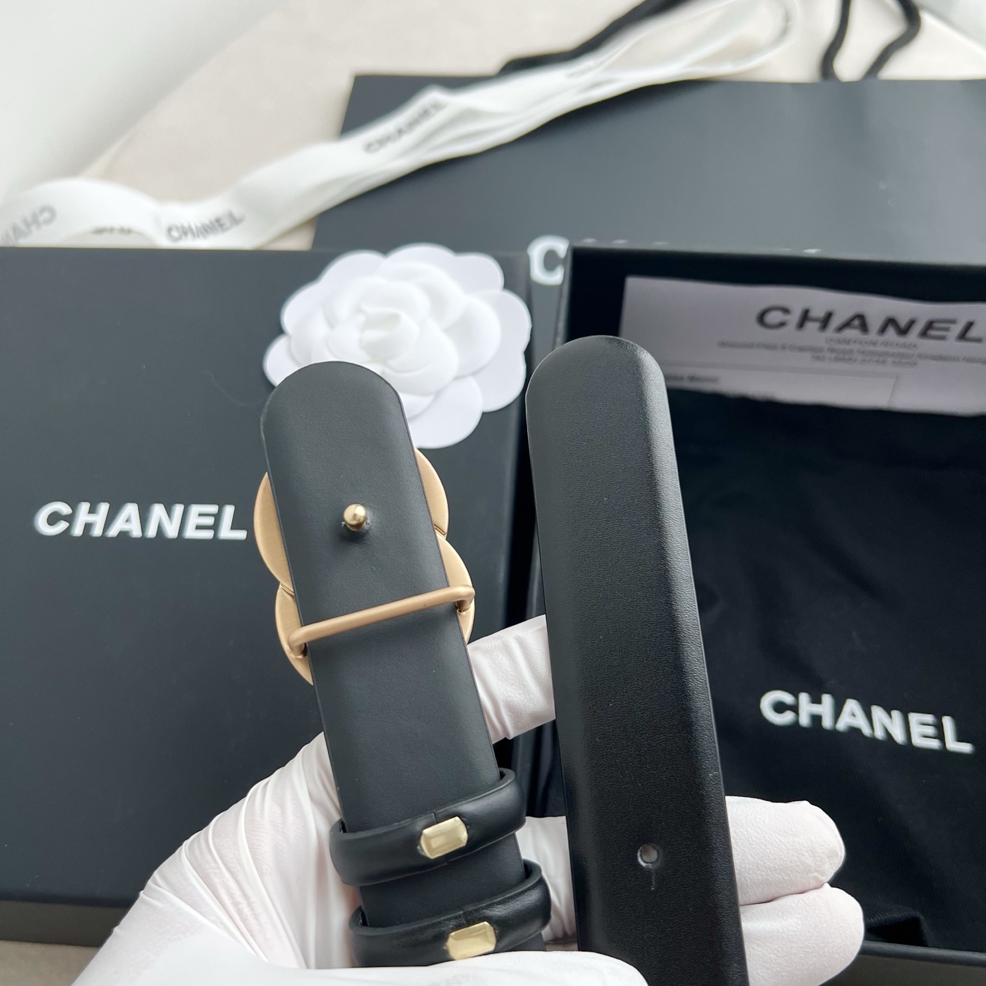 🎐 Chanel 🎐（香奈儿） 采用高光小牛面哑光小牛底➕纯铜精品扣头打造 柔软细腻，时尚休闲易搭配，商务百搭大方，简约