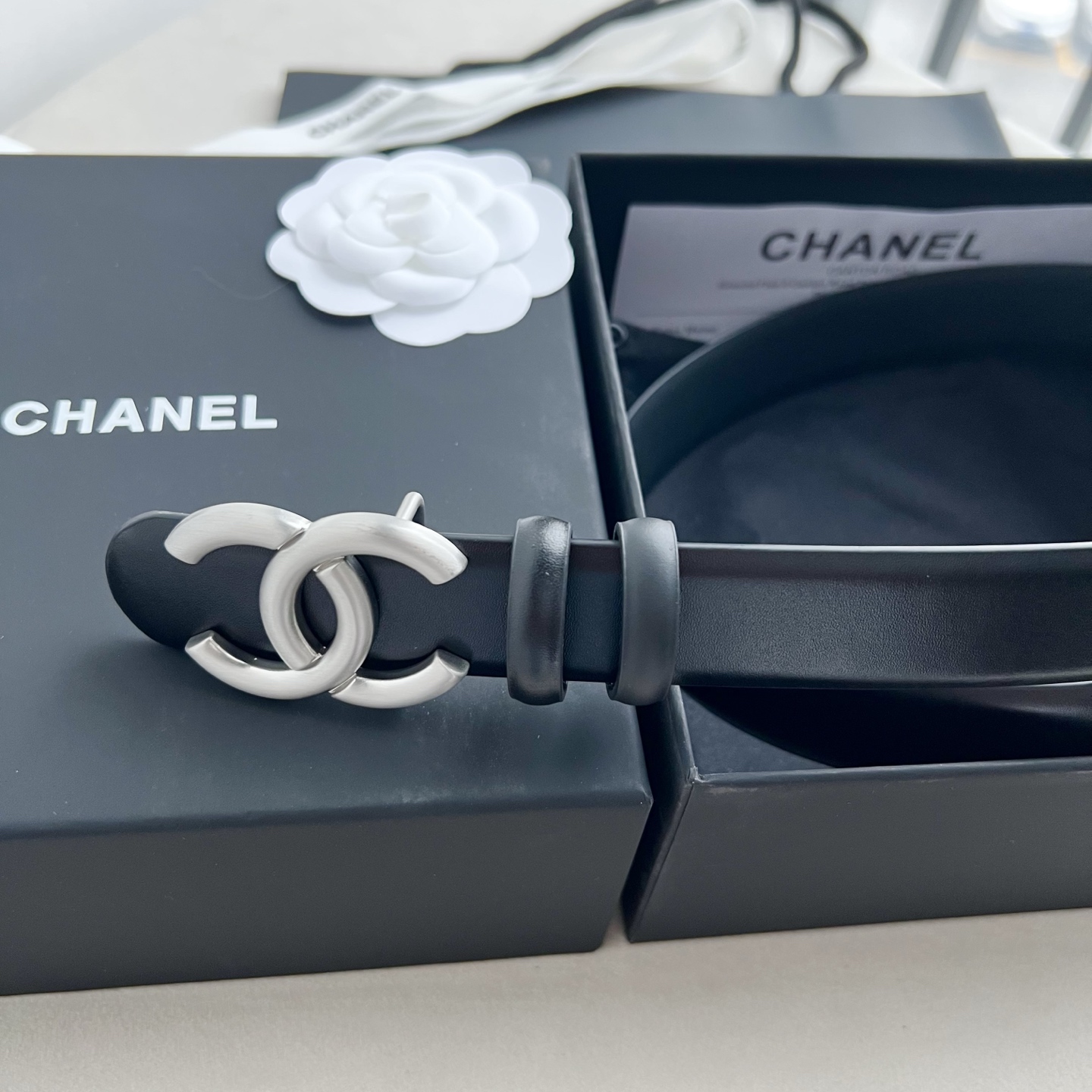 🎐 Chanel 🎐（香奈儿） 采用高光小牛面哑光小牛底➕纯铜精品扣头打造 柔软细腻，时尚休闲易搭配，商务百搭大方，简约