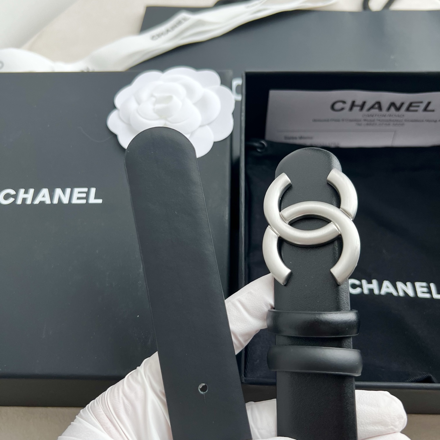 🎐 Chanel 🎐（香奈儿） 采用高光小牛面哑光小牛底➕纯铜精品扣头打造 柔软细腻，时尚休闲易搭配，商务百搭大方，简约