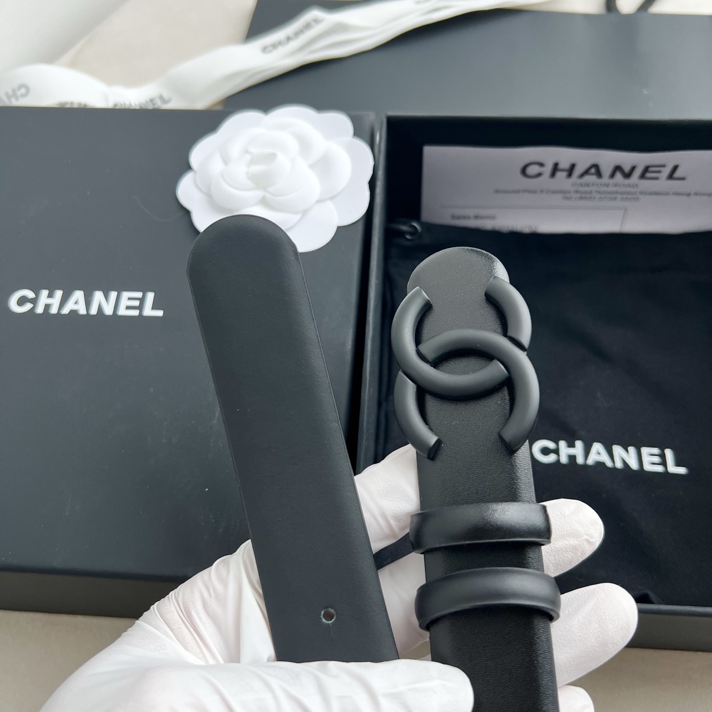 🎐 Chanel 🎐（香奈儿） 采用高光小牛面哑光小牛底➕纯铜精品扣头打造 柔软细腻，时尚休闲易搭配，商务百搭大方，简约