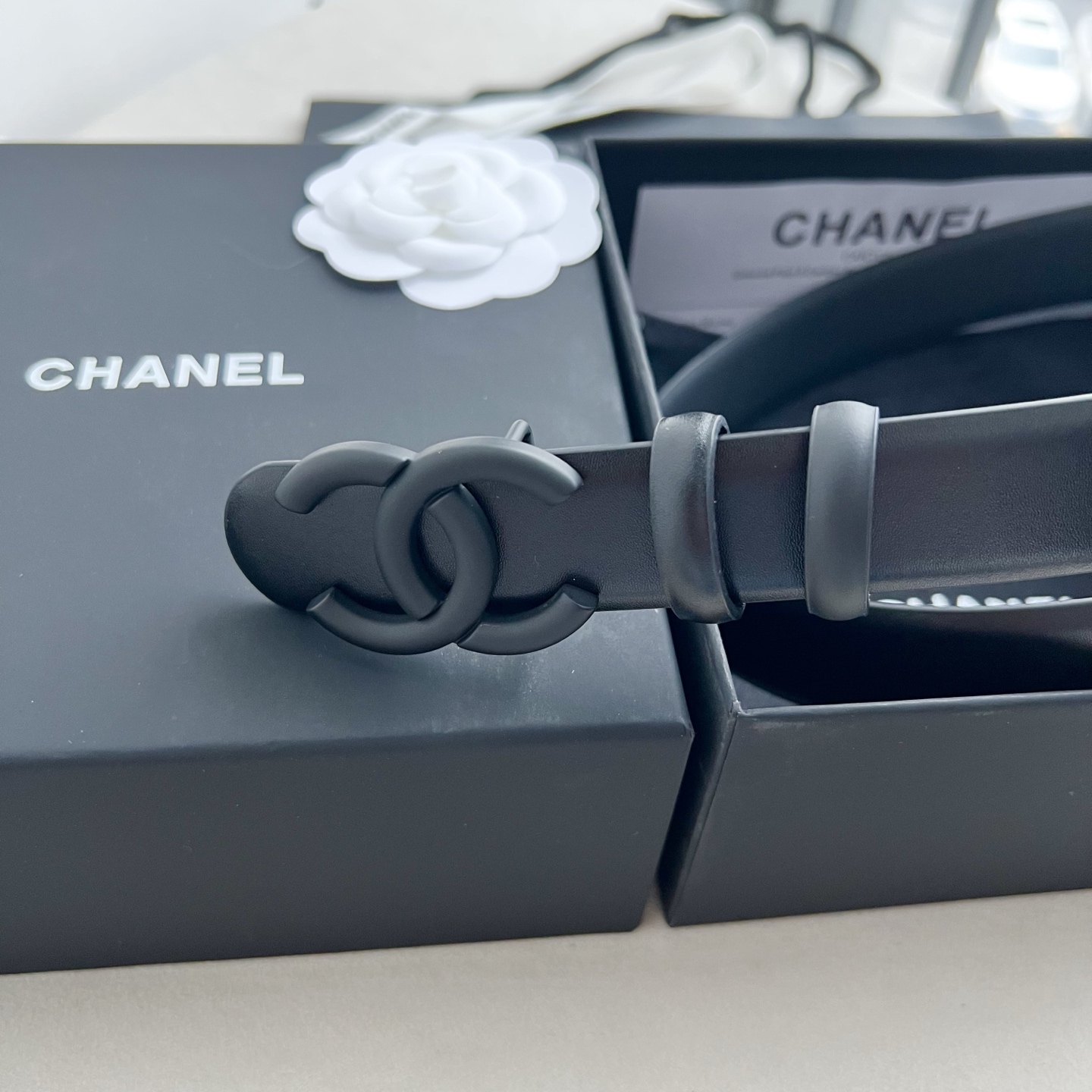 🎐 Chanel 🎐（香奈儿） 采用高光小牛面哑光小牛底➕纯铜精品扣头打造 柔软细腻，时尚休闲易搭配，商务百搭大方，简约