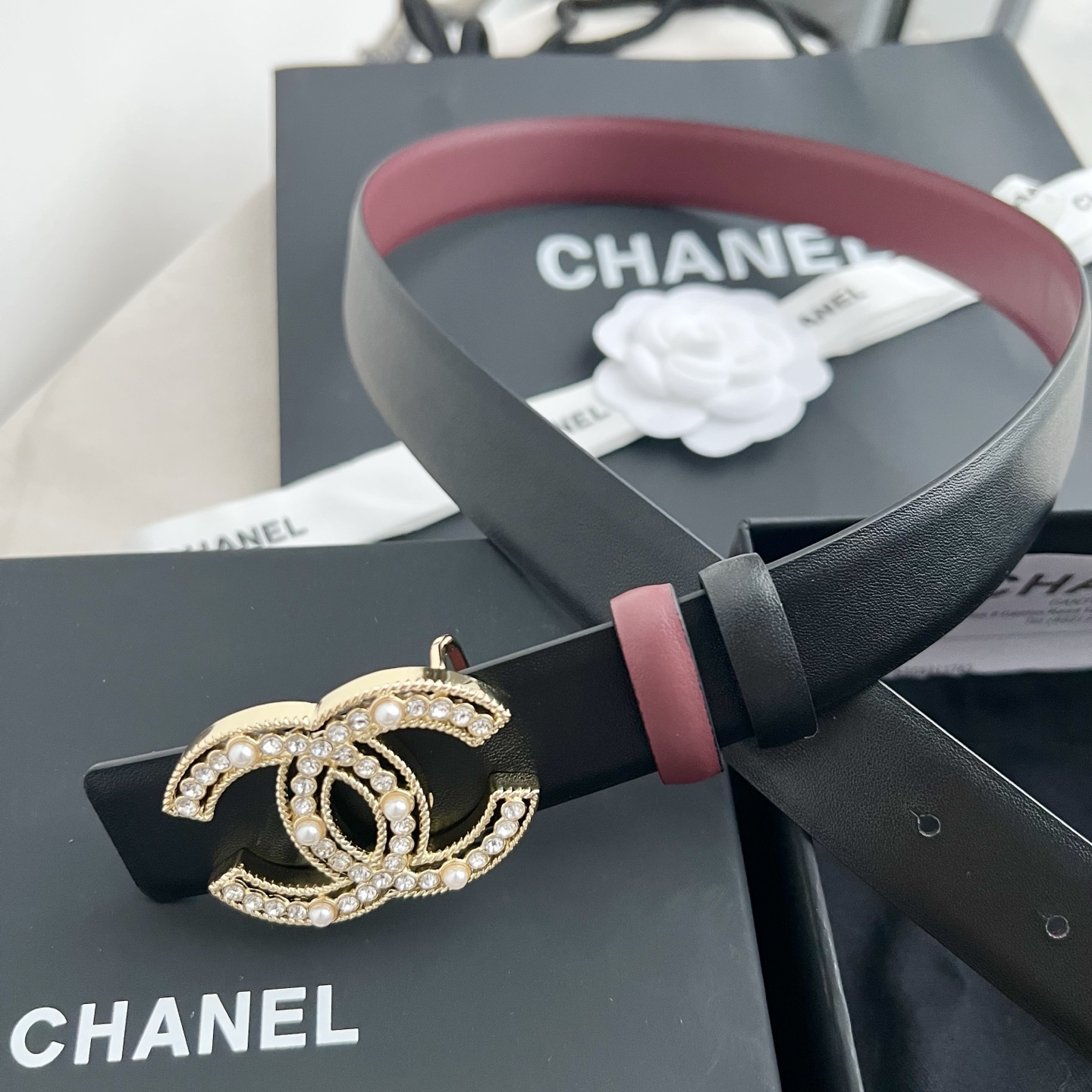 🎐 Chanel 🎐（香奈儿） 采用细纳帕面紫红纳帕底➕纯铜精品扣头打造 柔软细腻，时尚休闲易搭配，商务百搭大方，简约大