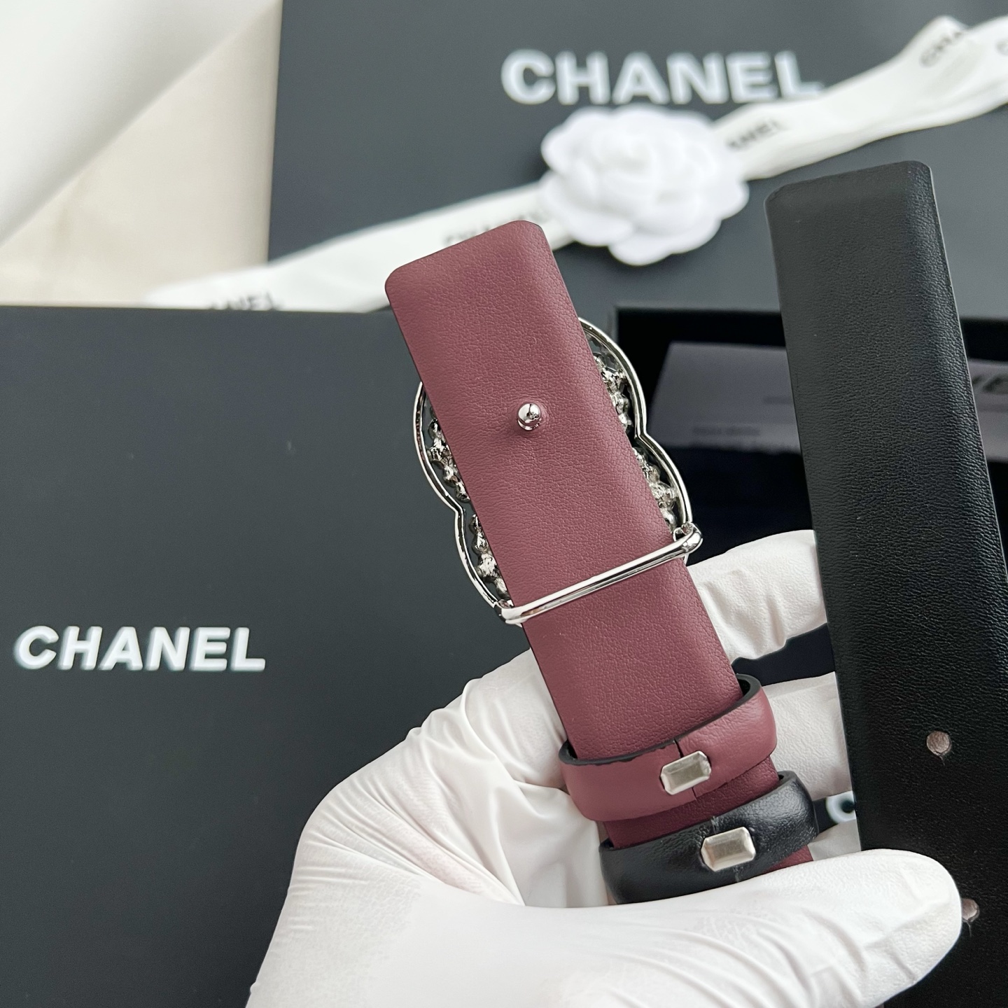 🎐 Chanel 🎐（香奈儿） 采用细纳帕面紫红纳帕底➕纯铜精品扣头打造 柔软细腻，时尚休闲易搭配，商务百搭大方，简约大