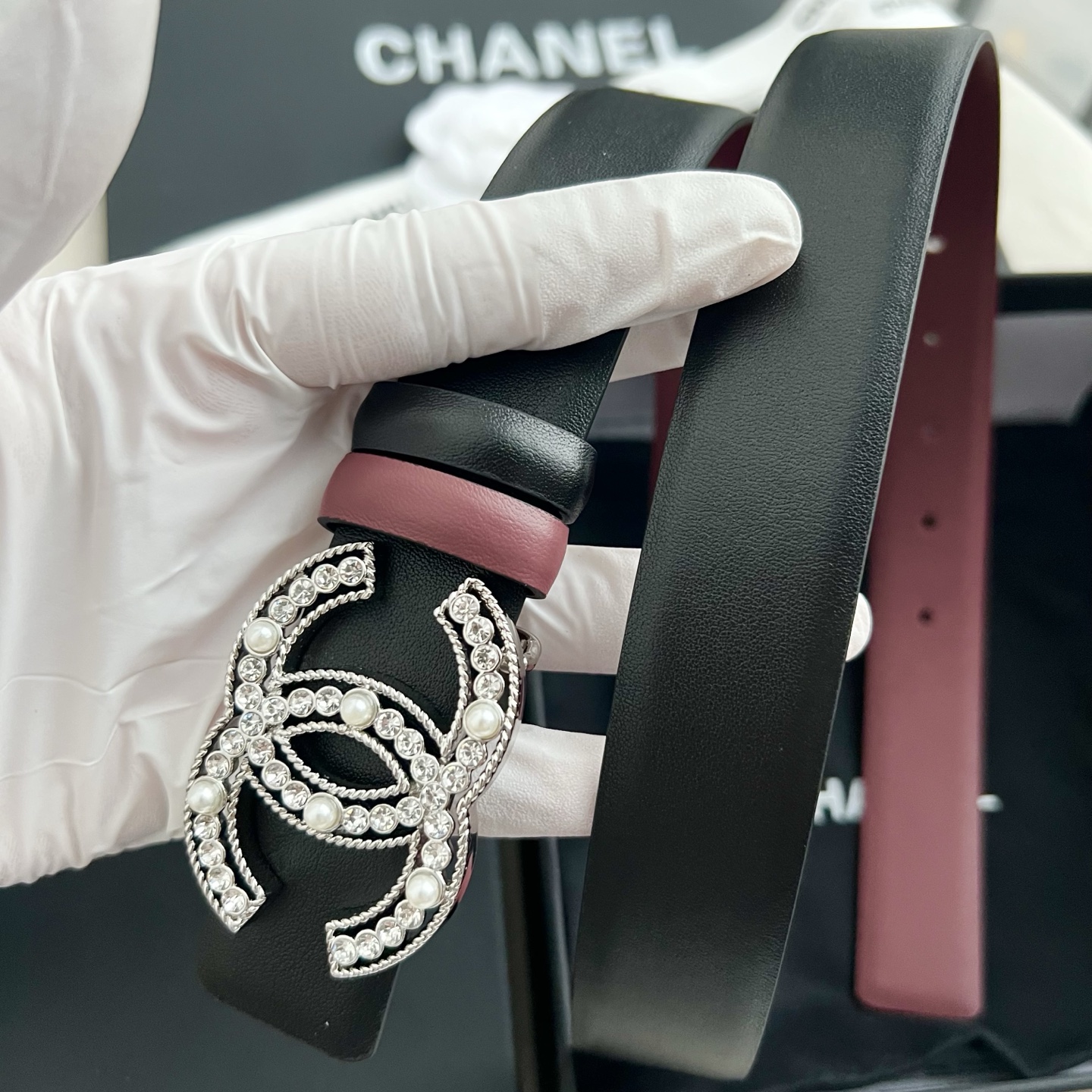 🎐 Chanel 🎐（香奈儿） 采用细纳帕面紫红纳帕底➕纯铜精品扣头打造 柔软细腻，时尚休闲易搭配，商务百搭大方，简约大