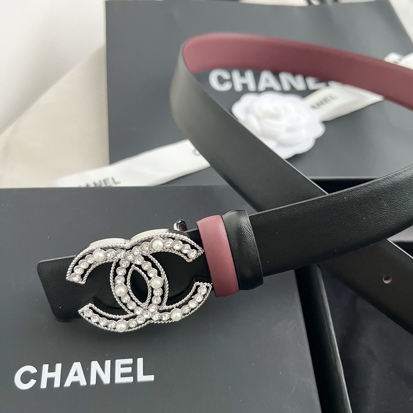 🎐 Chanel 🎐（香奈儿） 采用细纳帕面紫红纳帕底➕纯铜精品扣头打造 柔软细腻，时尚休闲易搭配，商务百搭大方，简约大