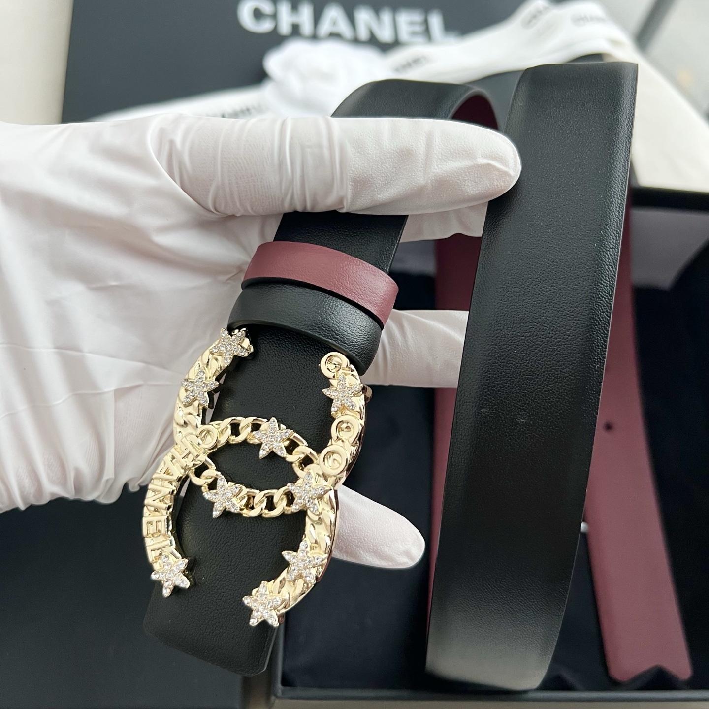 🎐 Chanel 🎐（香奈儿） 采用细纳帕面紫红纳帕底➕纯铜精品扣头打造 柔软细腻，时尚休闲易搭配，商务百搭大方，简约大