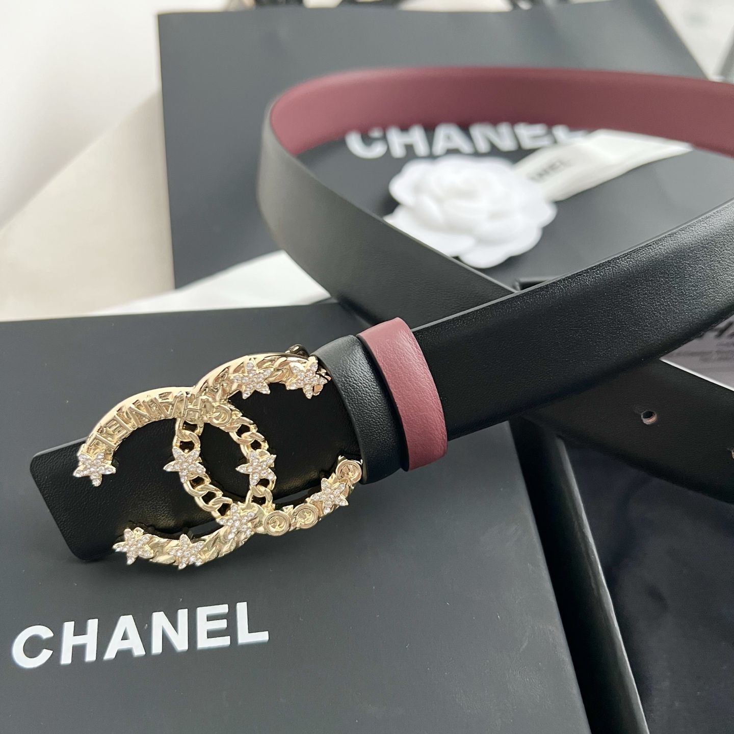 🎐 Chanel 🎐（香奈儿） 采用细纳帕面紫红纳帕底➕纯铜精品扣头打造 柔软细腻，时尚休闲易搭配，商务百搭大方，简约大