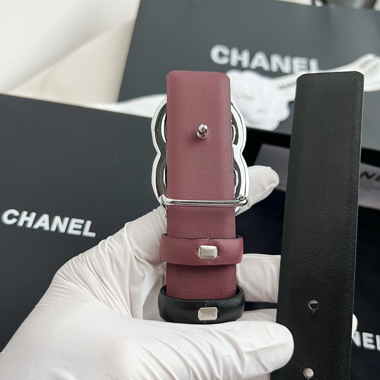 🎐 Chanel 🎐（香奈儿） 采用细纳帕面紫红纳帕底➕纯铜精品扣头打造 柔软细腻，时尚休闲易搭配，商务百搭大方，简约大