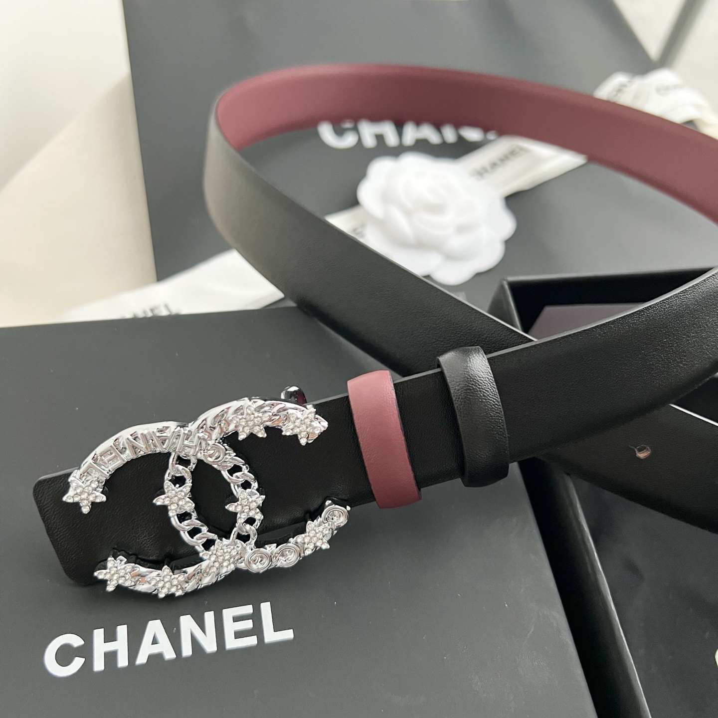 🎐 Chanel 🎐（香奈儿） 采用细纳帕面紫红纳帕底➕纯铜精品扣头打造 柔软细腻，时尚休闲易搭配，商务百搭大方，简约大