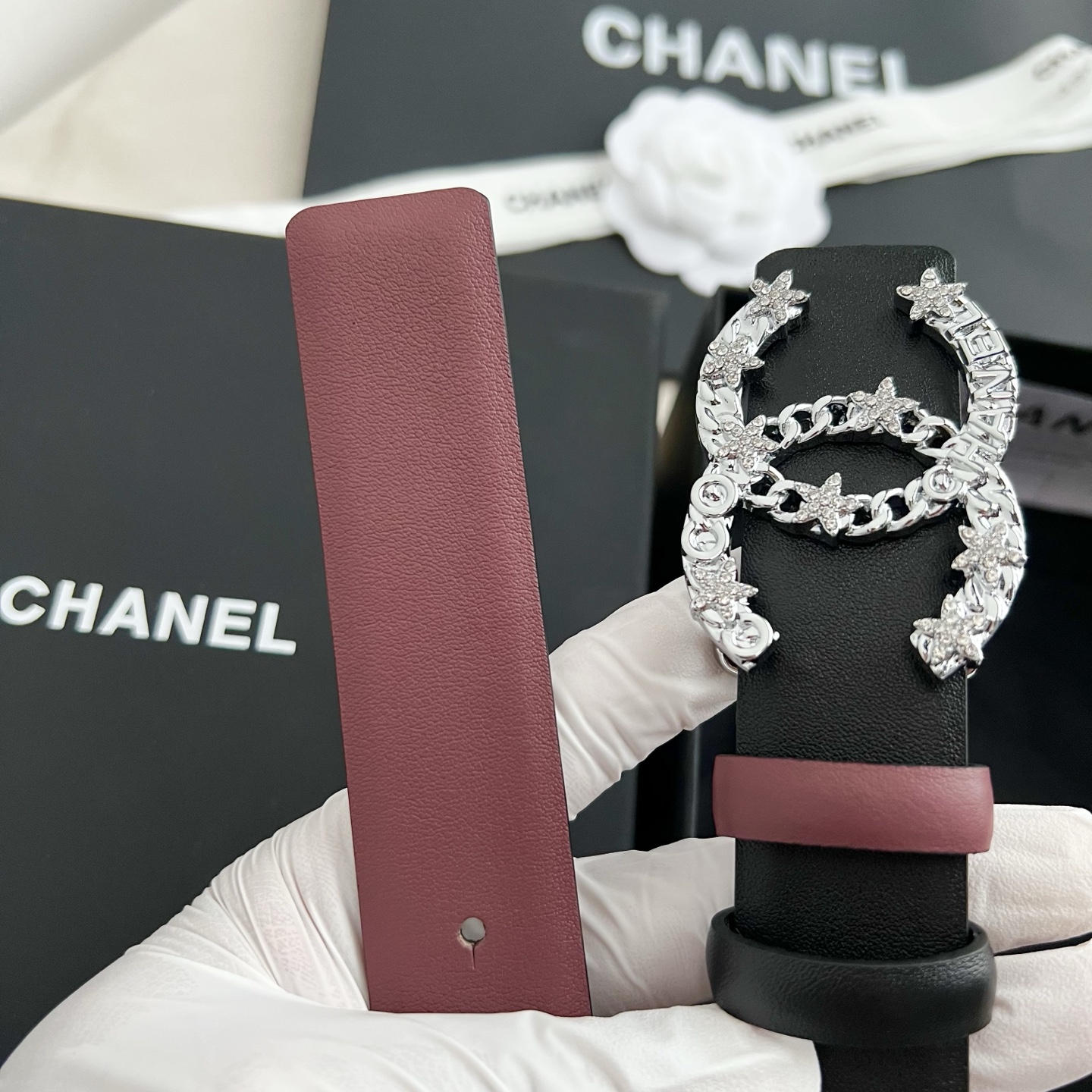 🎐 Chanel 🎐（香奈儿） 采用细纳帕面紫红纳帕底➕纯铜精品扣头打造 柔软细腻，时尚休闲易搭配，商务百搭大方，简约大