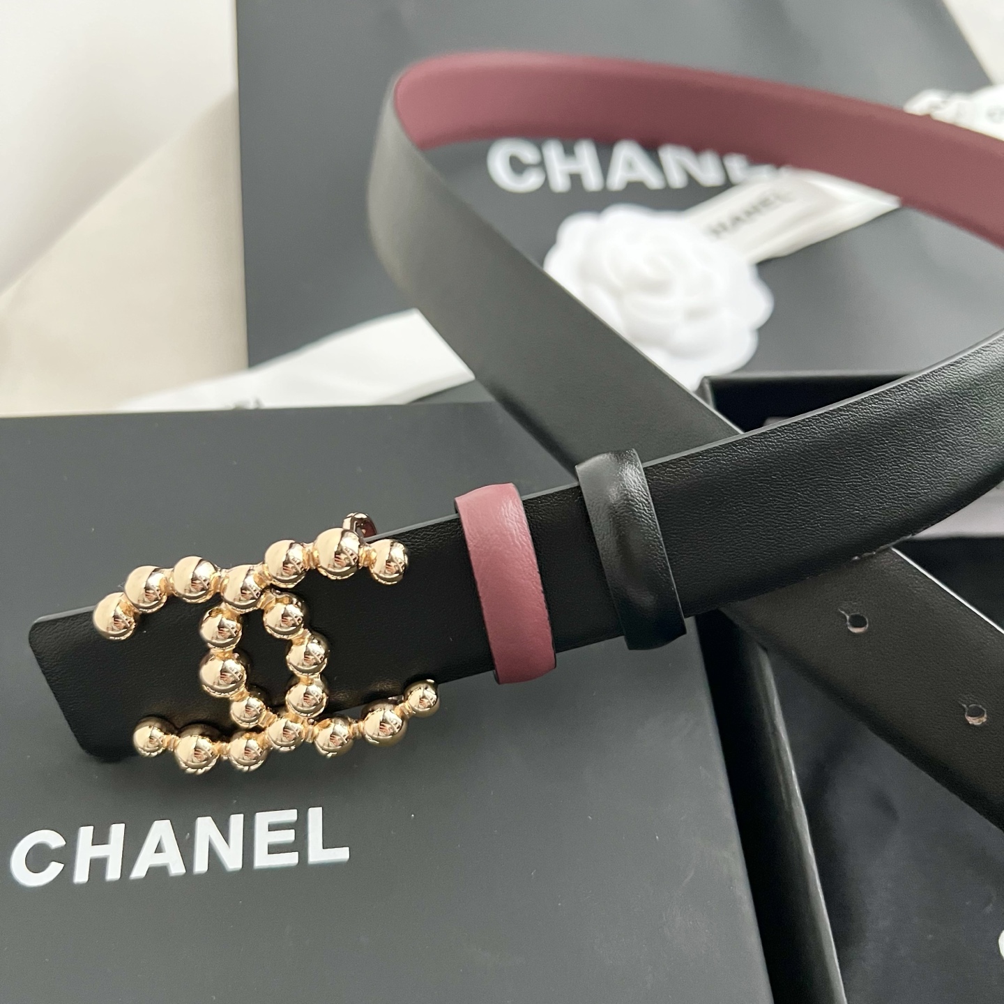 🎐 Chanel 🎐（香奈儿） 采用细纳帕面紫红纳帕底➕纯铜精品扣头打造 柔软细腻，时尚休闲易搭配，商务百搭大方，简约大