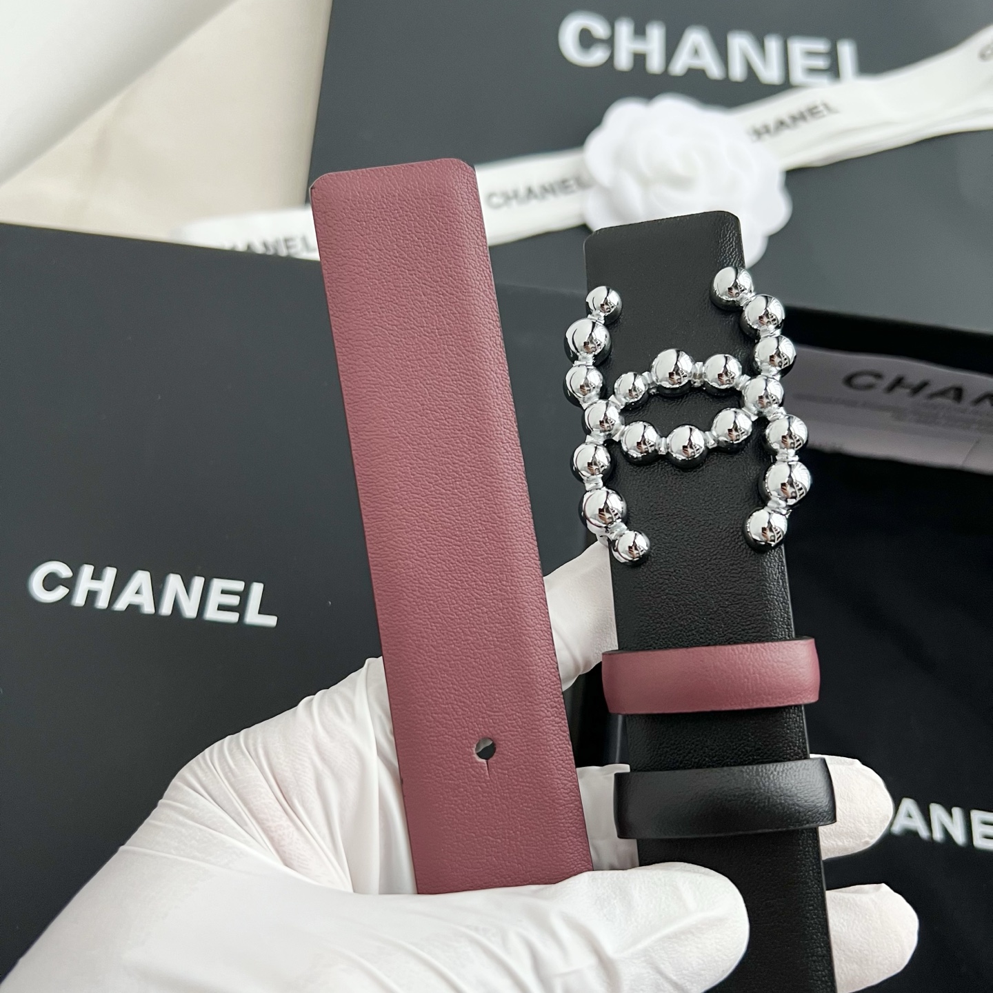 🎐 Chanel 🎐（香奈儿） 采用细纳帕面紫红纳帕底➕纯铜精品扣头打造 柔软细腻，时尚休闲易搭配，商务百搭大方，简约大