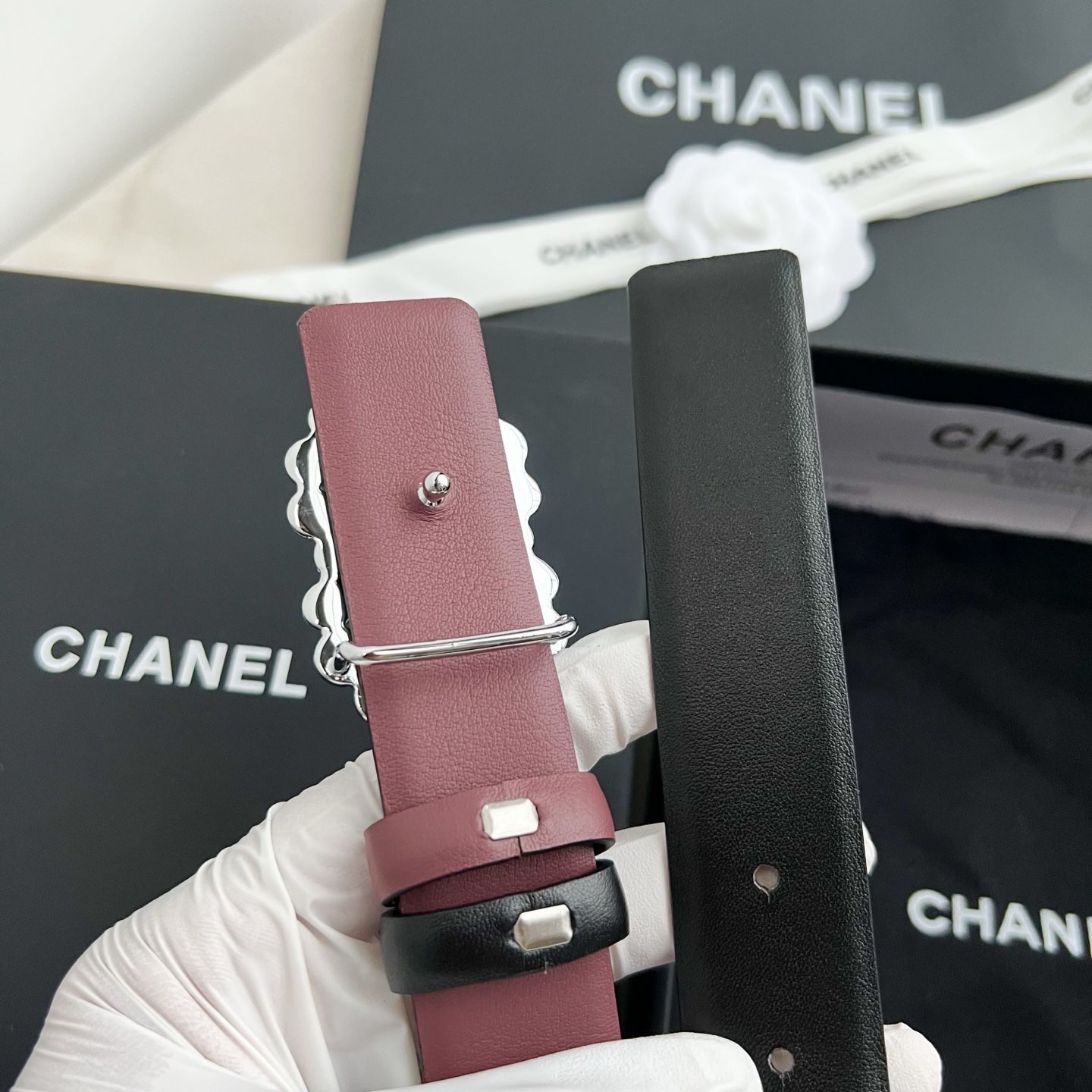 🎐 Chanel 🎐（香奈儿） 采用细纳帕面紫红纳帕底➕纯铜精品扣头打造 柔软细腻，时尚休闲易搭配，商务百搭大方，简约大