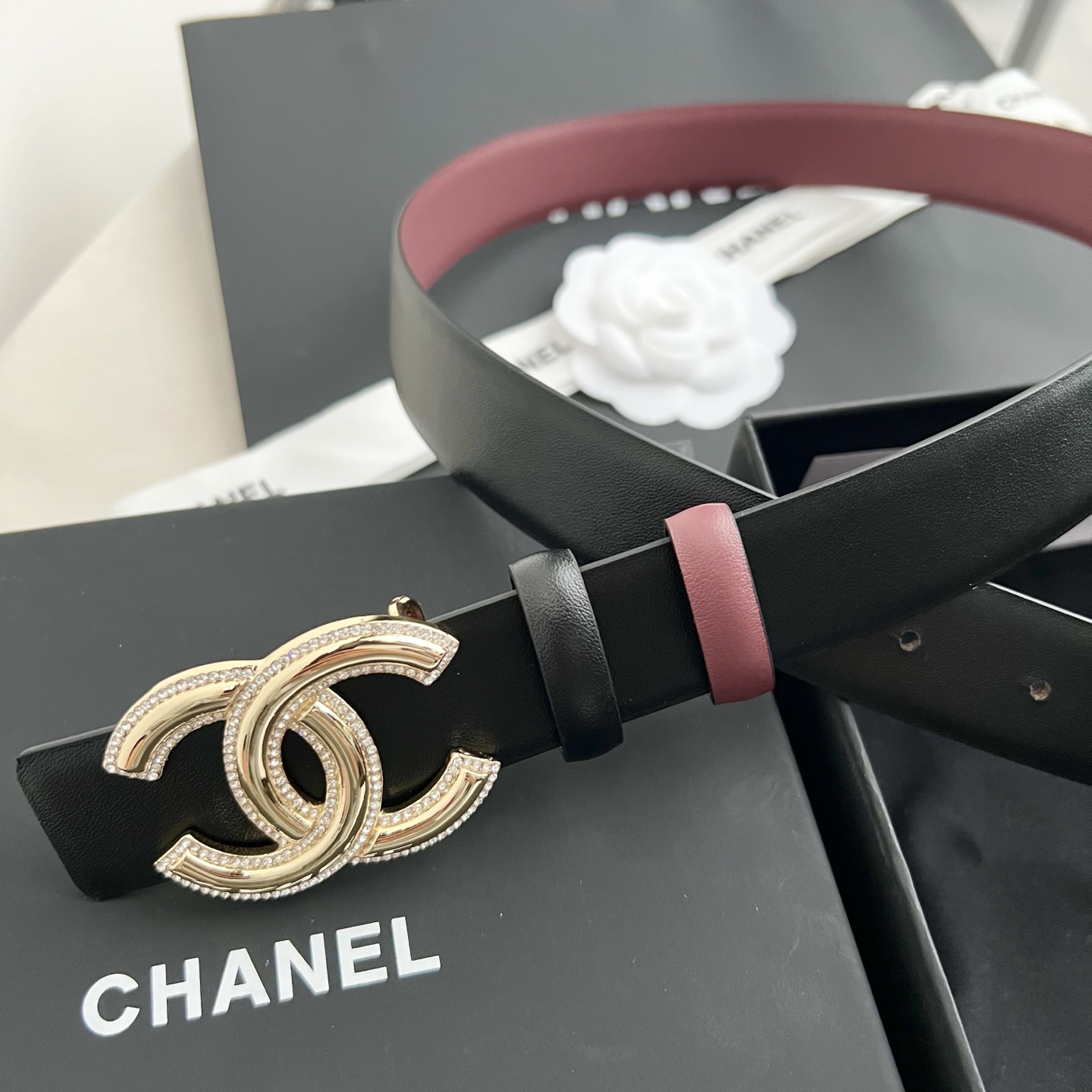 🎐 Chanel 🎐（香奈儿） 采用细纳帕面紫红纳帕底➕纯铜精品扣头打造 柔软细腻，时尚休闲易搭配，商务百搭大方，简约大