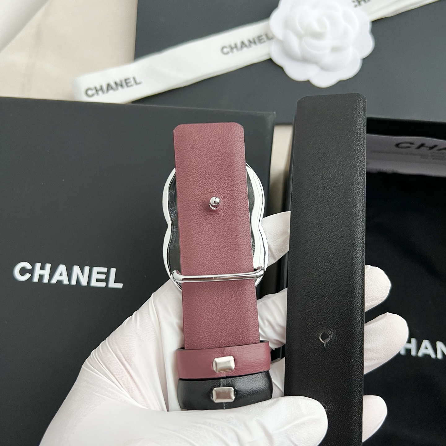 🎐 Chanel 🎐（香奈儿） 采用细纳帕面紫红纳帕底➕纯铜精品扣头打造 柔软细腻，时尚休闲易搭配，商务百搭大方，简约大