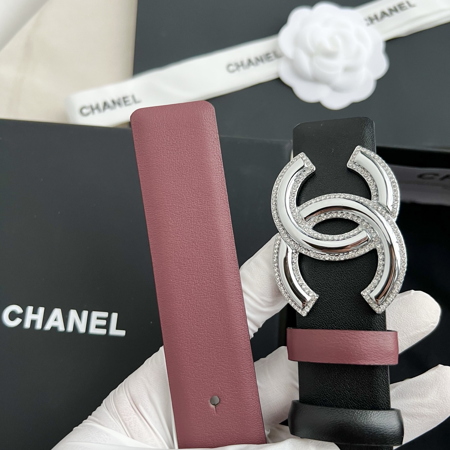 🎐 Chanel 🎐（香奈儿） 采用细纳帕面紫红纳帕底➕纯铜精品扣头打造 柔软细腻，时尚休闲易搭配，商务百搭大方，简约大