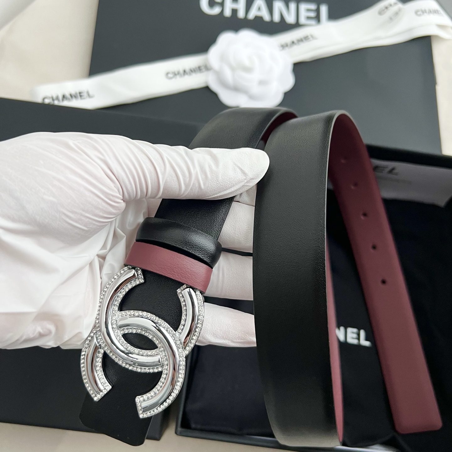 🎐 Chanel 🎐（香奈儿） 采用细纳帕面紫红纳帕底➕纯铜精品扣头打造 柔软细腻，时尚休闲易搭配，商务百搭大方，简约大