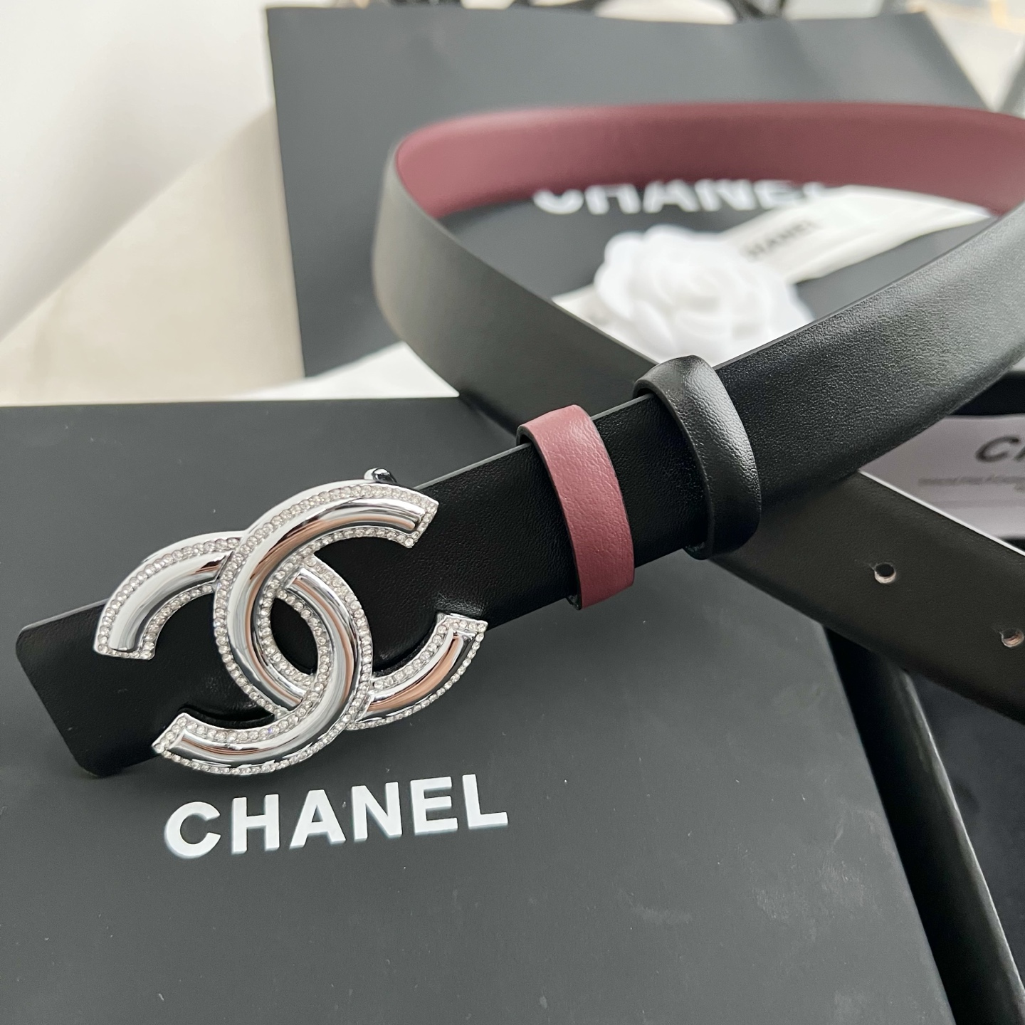 🎐 Chanel 🎐（香奈儿） 采用细纳帕面紫红纳帕底➕纯铜精品扣头打造 柔软细腻，时尚休闲易搭配，商务百搭大方，简约大