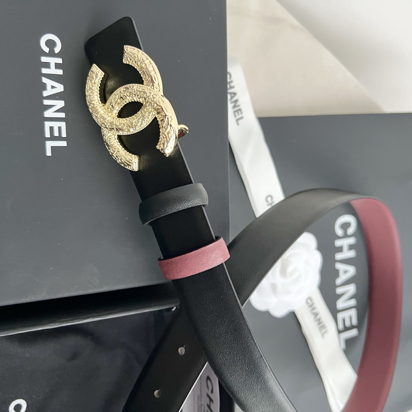 🎐 Chanel 🎐（香奈儿） 采用细纳帕面紫红纳帕底➕纯铜精品扣头打造 柔软细腻，时尚休闲易搭配，商务百搭大方，简约大