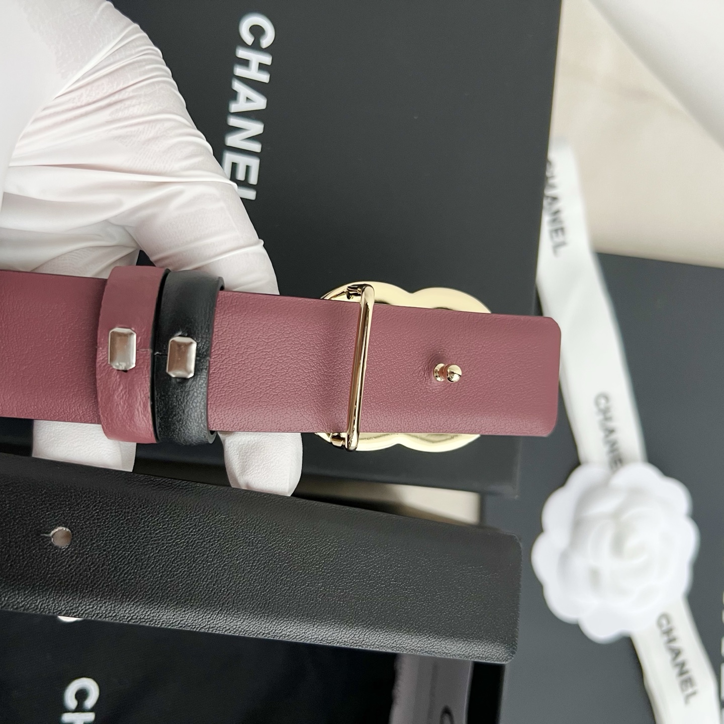 🎐 Chanel 🎐（香奈儿） 采用细纳帕面紫红纳帕底➕纯铜精品扣头打造 柔软细腻，时尚休闲易搭配，商务百搭大方，简约大