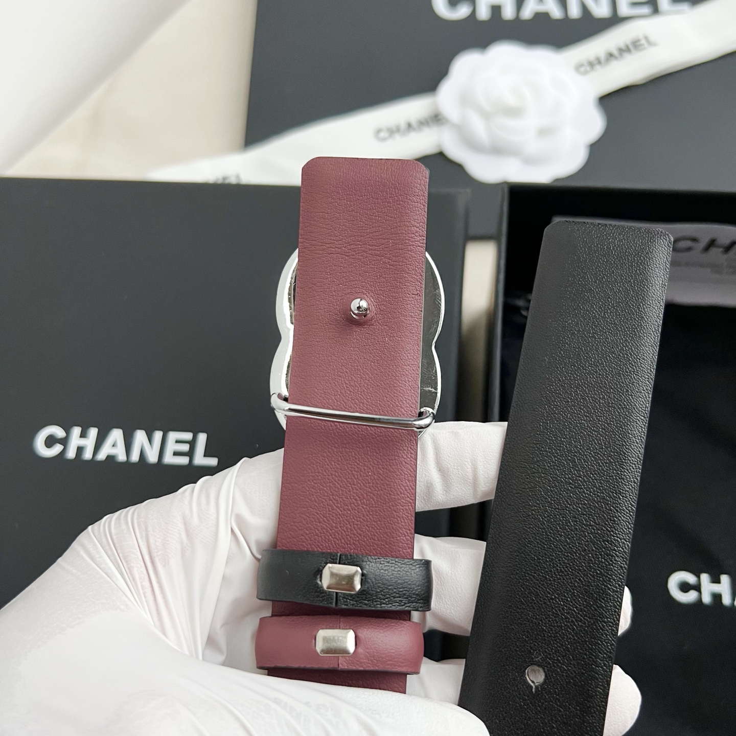 🎐 Chanel 🎐（香奈儿） 采用细纳帕面紫红纳帕底➕纯铜精品扣头打造 柔软细腻，时尚休闲易搭配，商务百搭大方，简约大