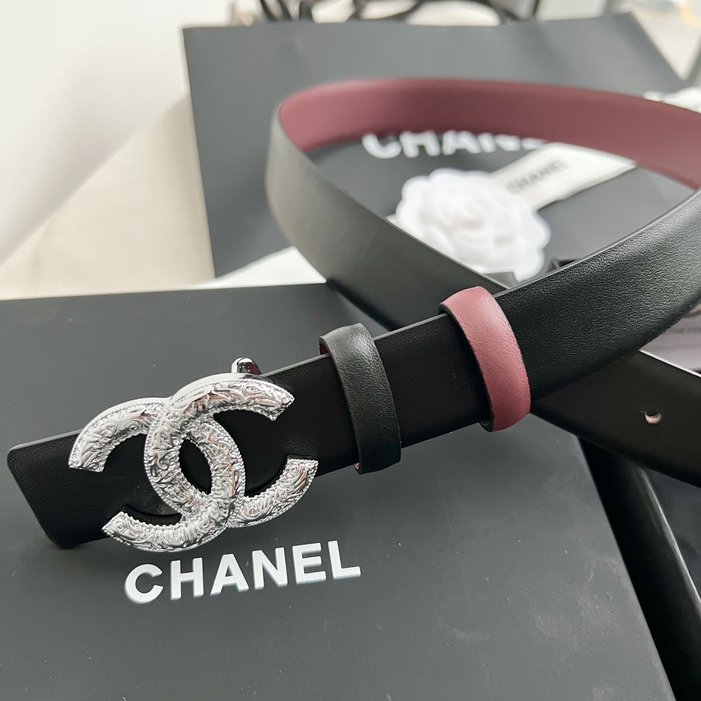 🎐 Chanel 🎐（香奈儿） 采用细纳帕面紫红纳帕底➕纯铜精品扣头打造 柔软细腻，时尚休闲易搭配，商务百搭大方，简约大