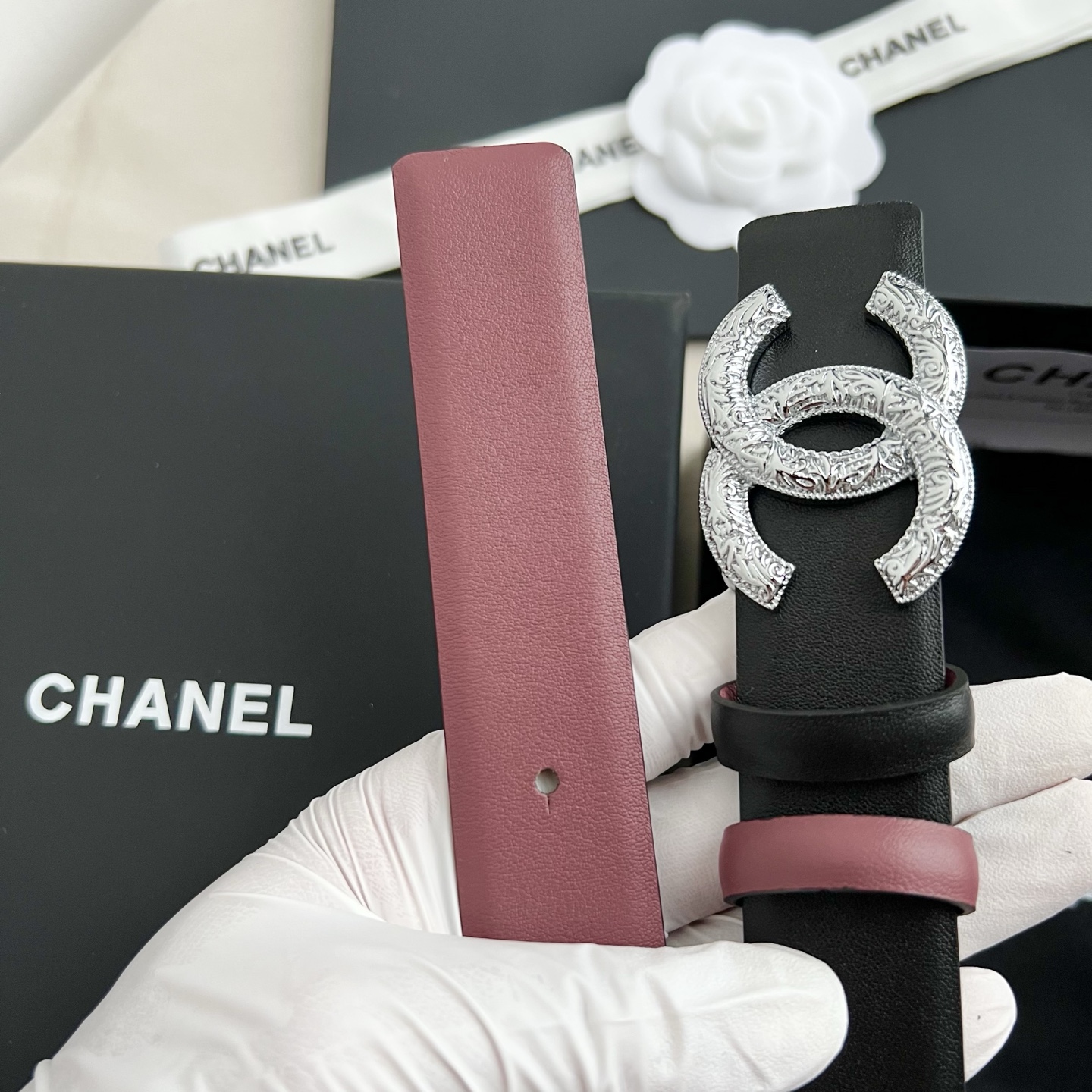 🎐 Chanel 🎐（香奈儿） 采用细纳帕面紫红纳帕底➕纯铜精品扣头打造 柔软细腻，时尚休闲易搭配，商务百搭大方，简约大