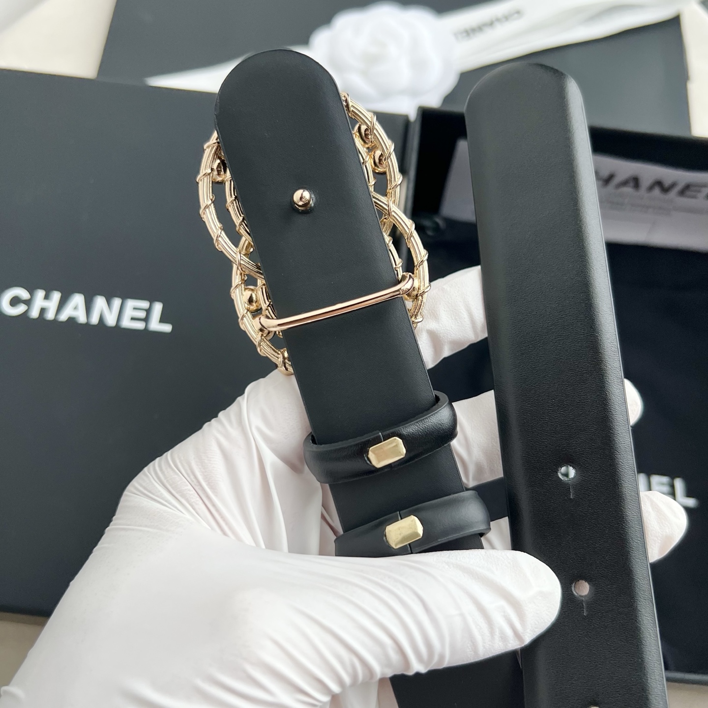 🎐 Chanel 🎐（香奈儿） 采用高光小牛面哑光小牛底➕纯铜精品扣头打造 柔软细腻，时尚休闲易搭配，商务百搭大方，简约