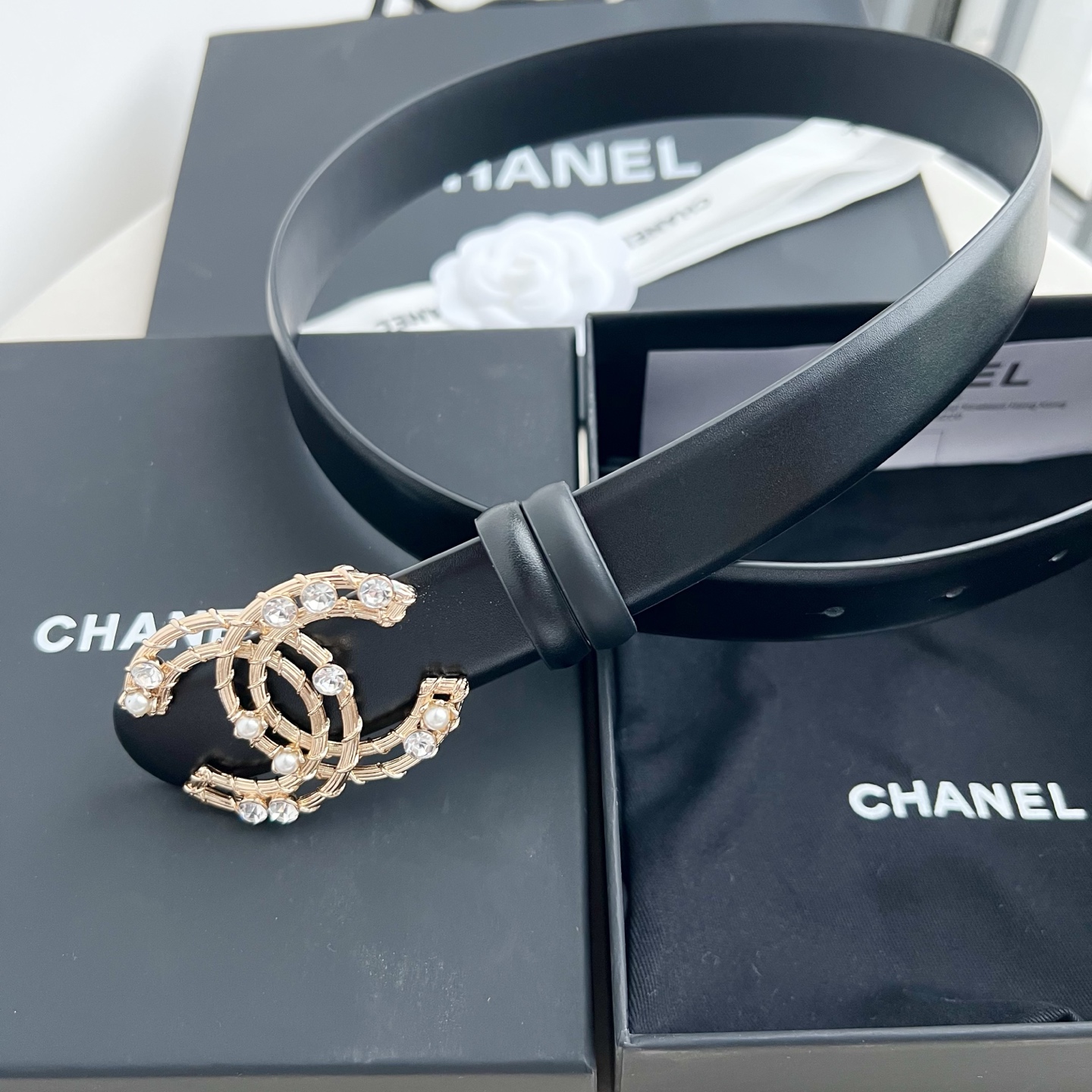🎐 Chanel 🎐（香奈儿） 采用高光小牛面哑光小牛底➕纯铜精品扣头打造 柔软细腻，时尚休闲易搭配，商务百搭大方，简约