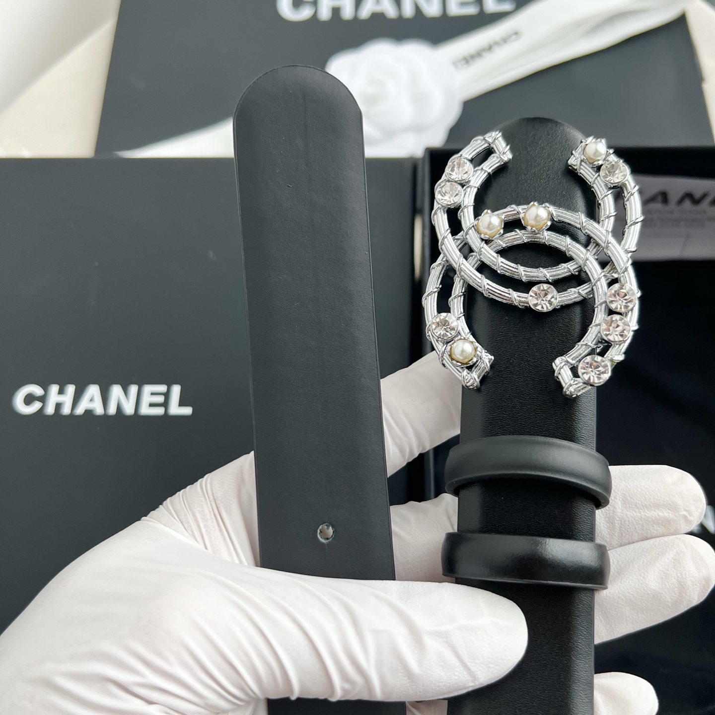 🎐 Chanel 🎐（香奈儿） 采用高光小牛面哑光小牛底➕纯铜精品扣头打造 柔软细腻，时尚休闲易搭配，商务百搭大方，简约