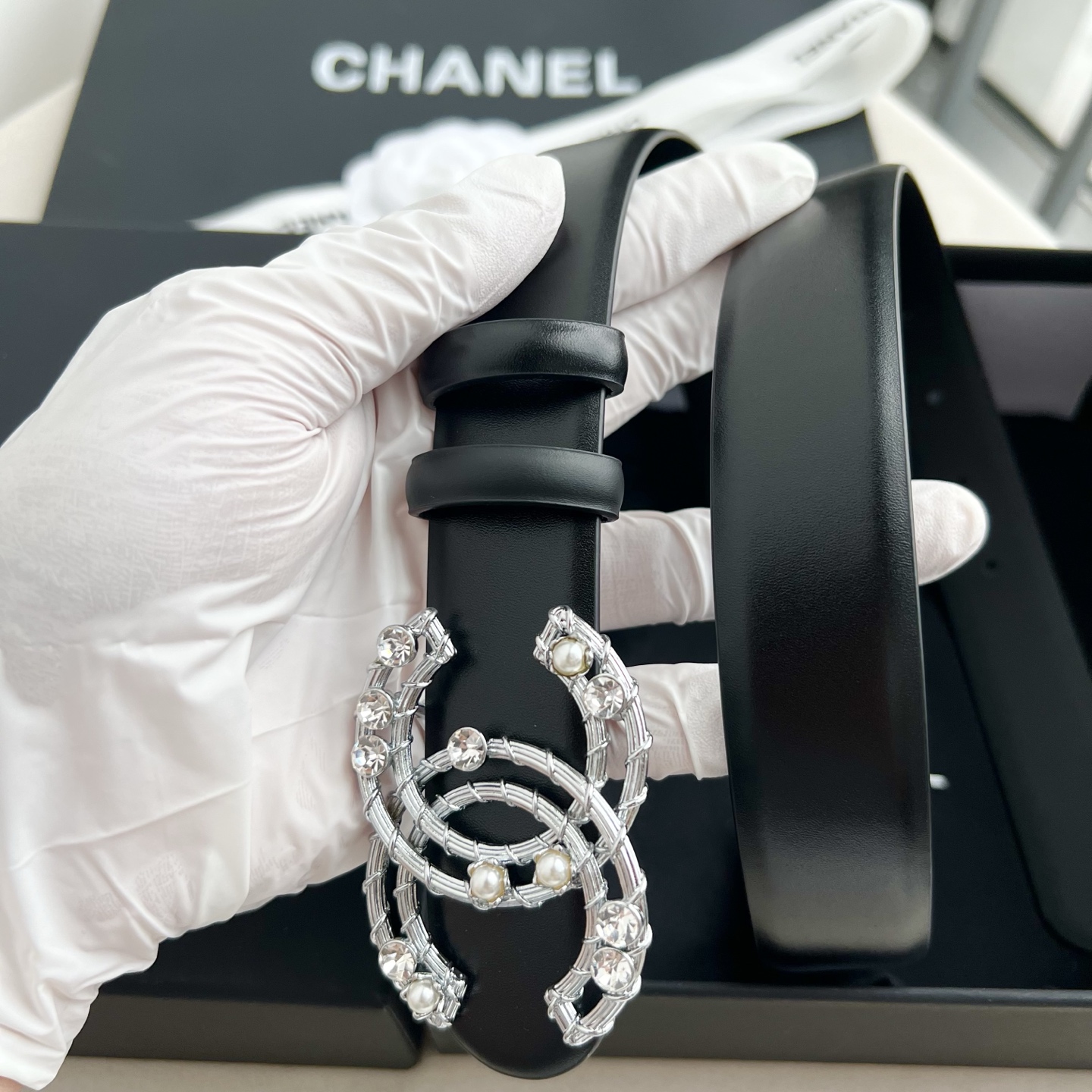 🎐 Chanel 🎐（香奈儿） 采用高光小牛面哑光小牛底➕纯铜精品扣头打造 柔软细腻，时尚休闲易搭配，商务百搭大方，简约