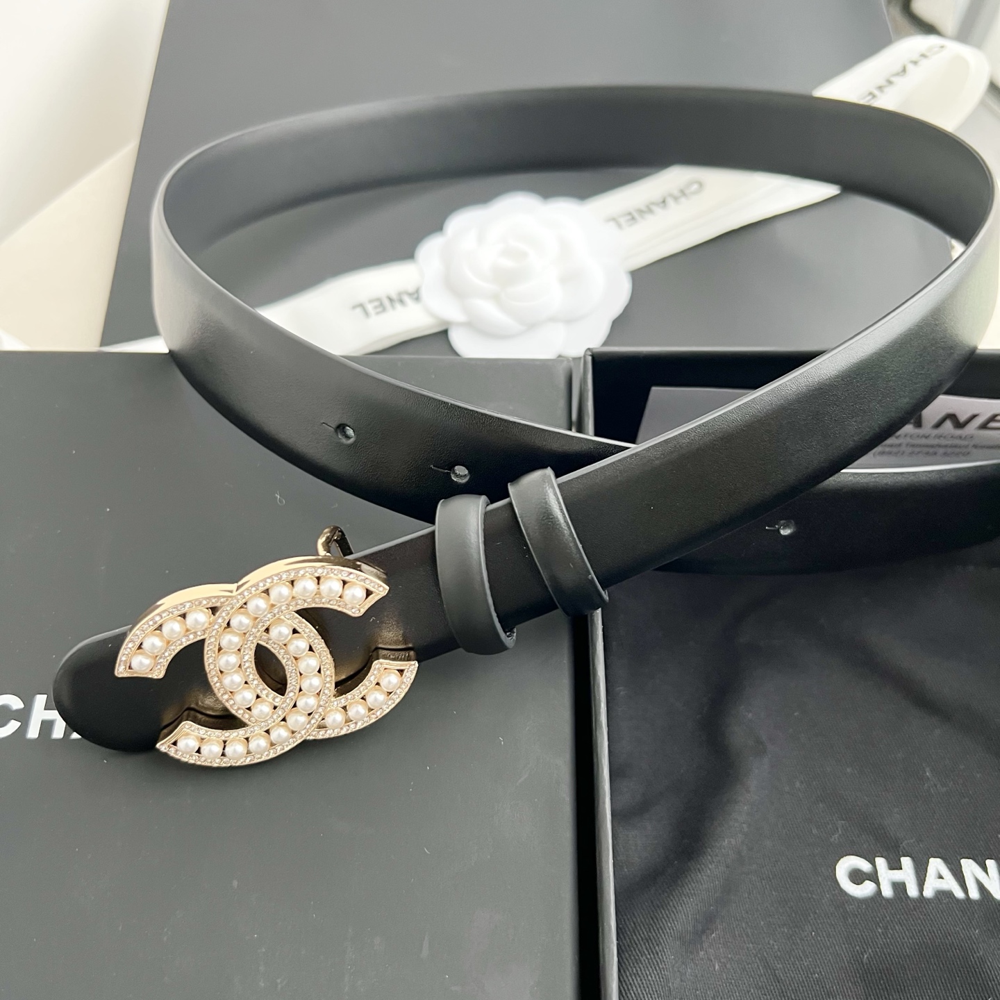 🎐 Chanel 🎐（香奈儿） 采用高光小牛面哑光小牛底➕纯铜精品扣头打造 柔软细腻，时尚休闲易搭配，商务百搭大方，简约